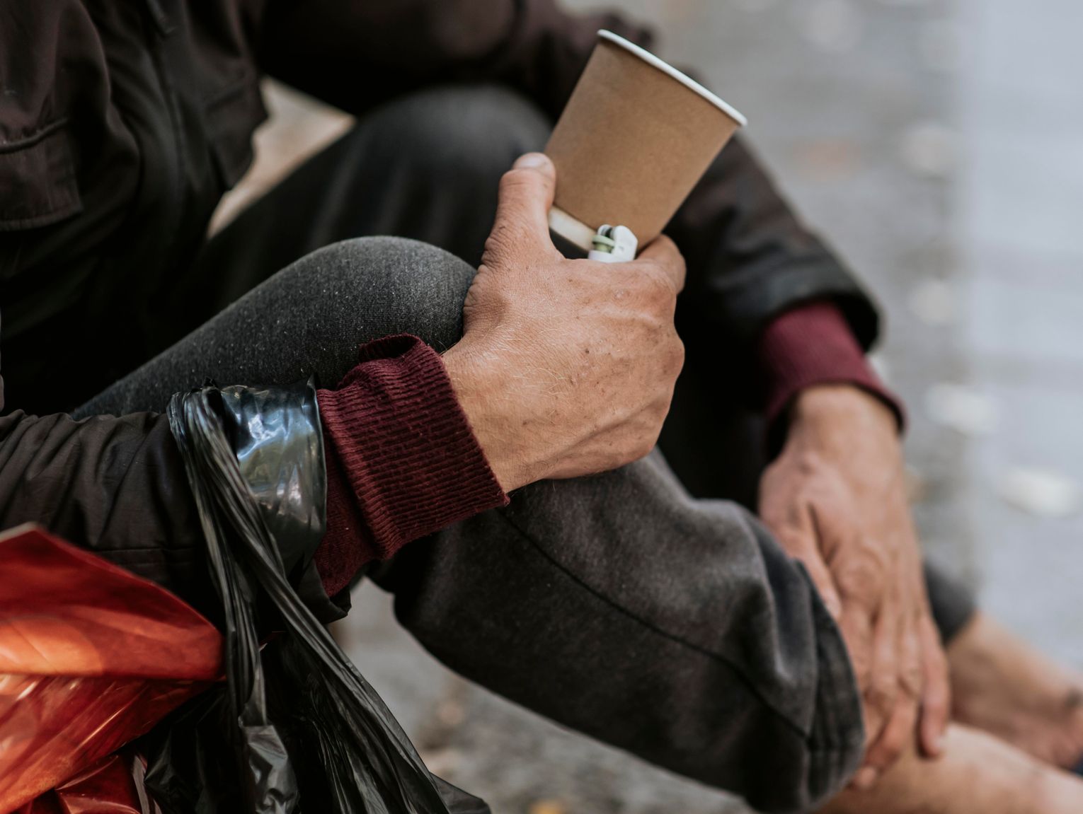 Bezdomny mężczyzna leżał na torach i nie chciał zejść. Uratowali go milanowscy strażnicy miejscy