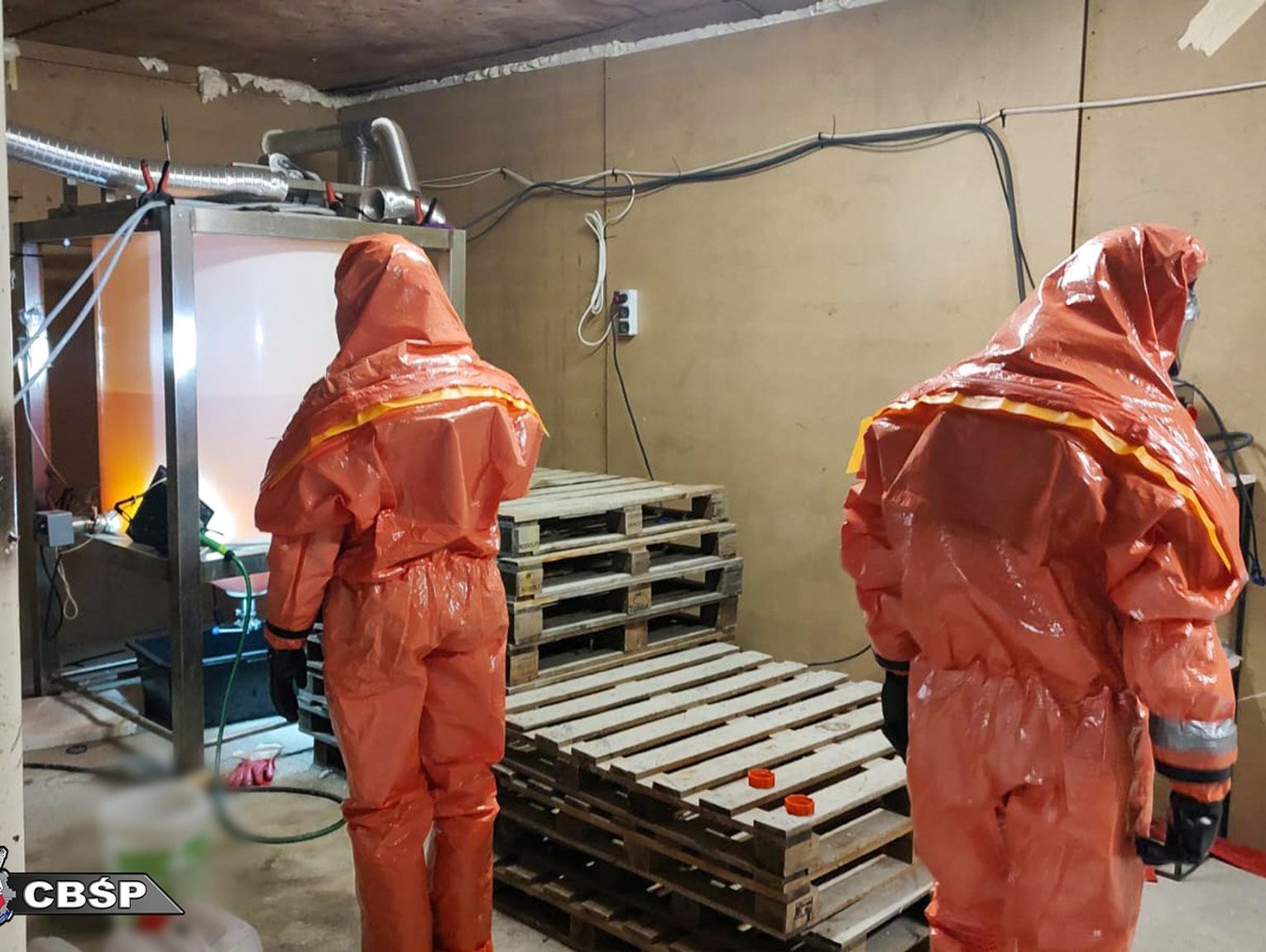 CBŚP rozbiło laboratorium narkotykowe w Żółwinie. Zobaczcie film z akcji!