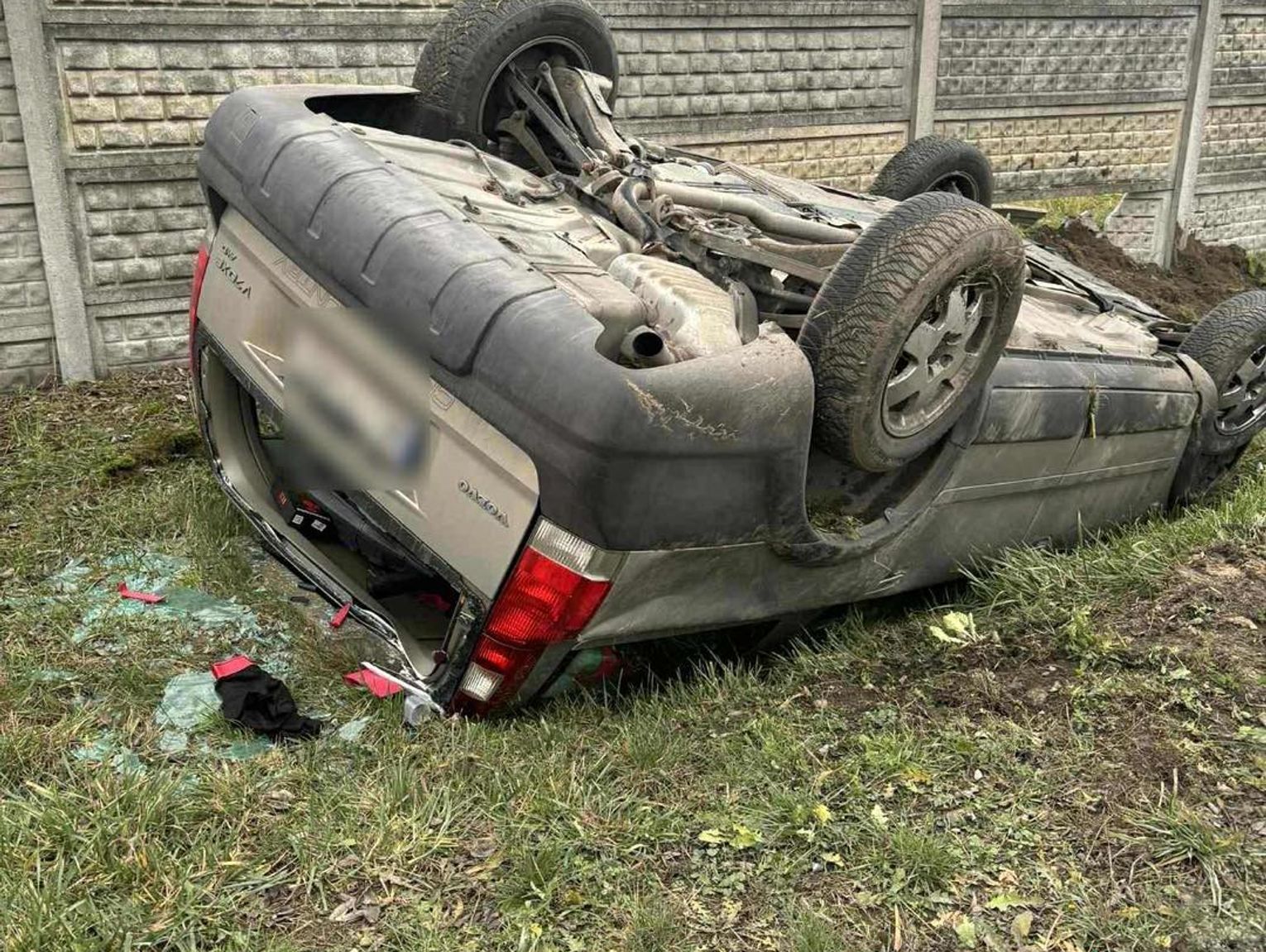 Dachowanie auta w Moszna Wieś pod Pruszkowem. Poranne działania straży i policji