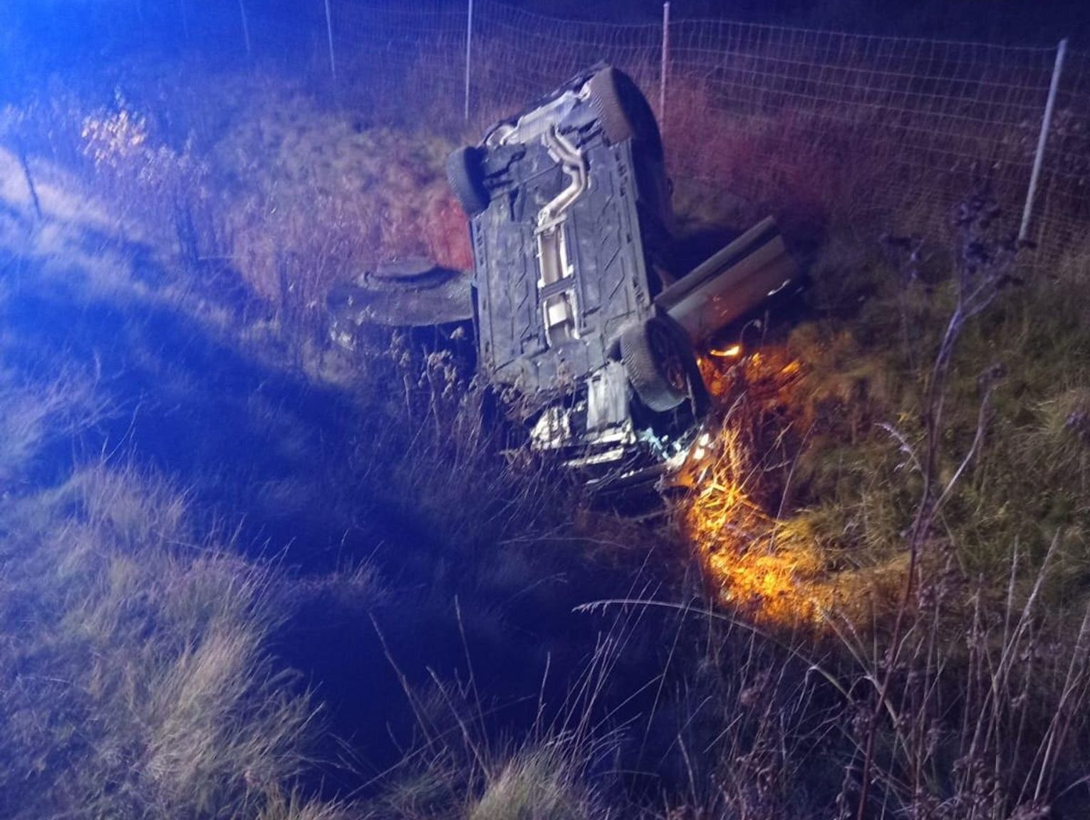 Dachowanie Mercedesa na drodze serwisowej trasy S8. Kierowca trafił do szpitala