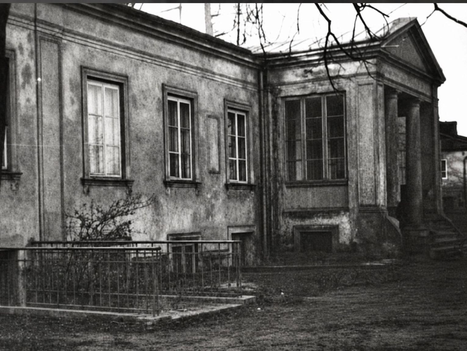 Dama z Radziwiłłów, Eustachy Marylski i pałac w Żółwinie