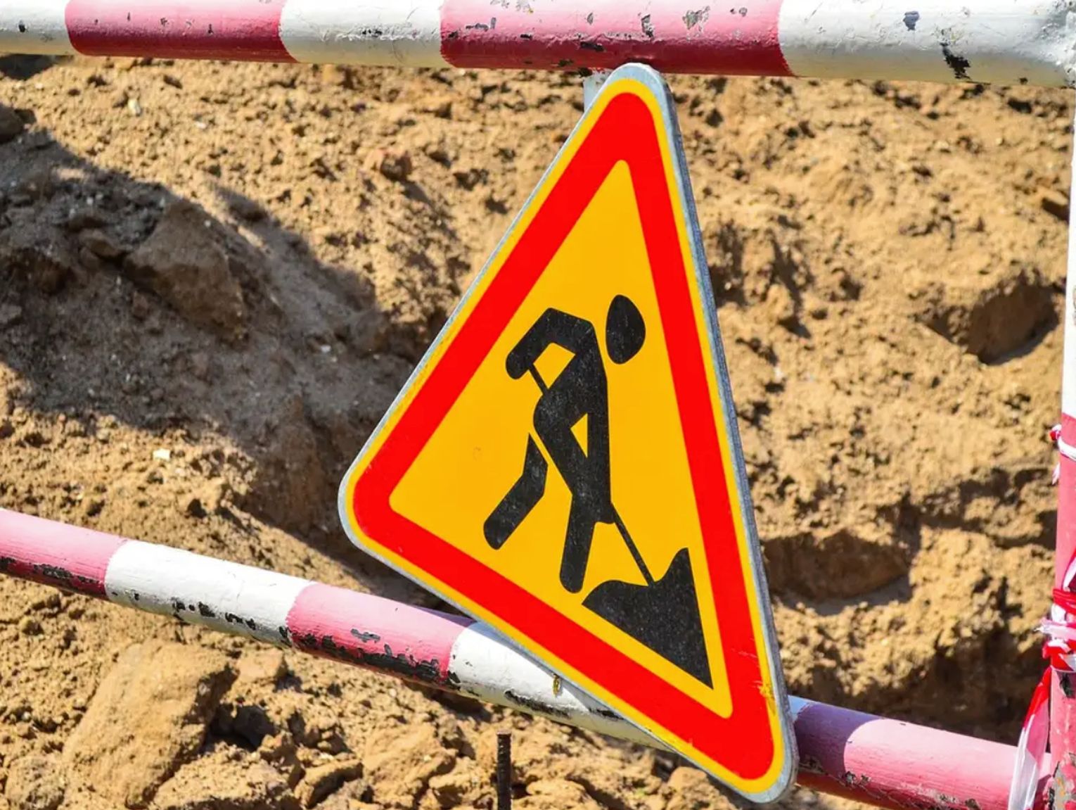 Doraźne remonty dwóch ulic w Nadarzynie. Kierowcy zgłaszają problemy z oznakowaniem