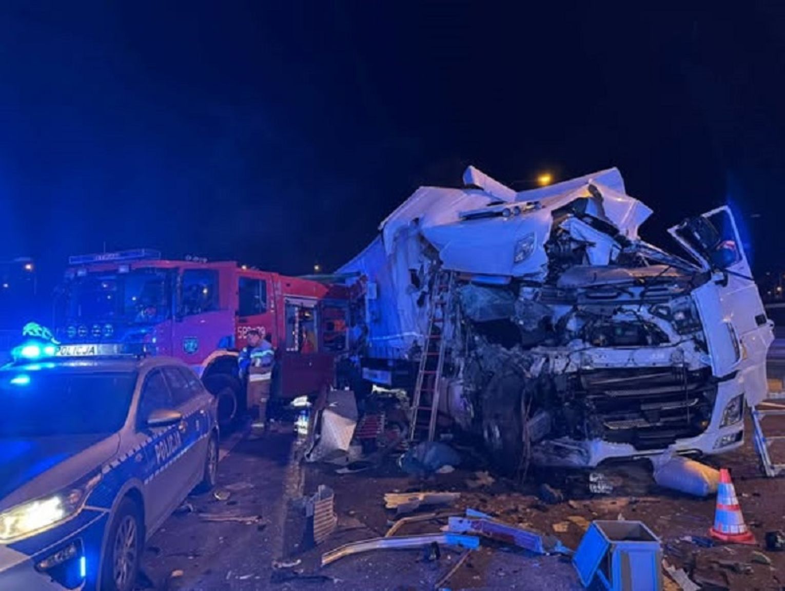 Dwa poważne wypadki. Zderzenie autokaru z barierkami oraz uderzenie tira w wóz strażacki
