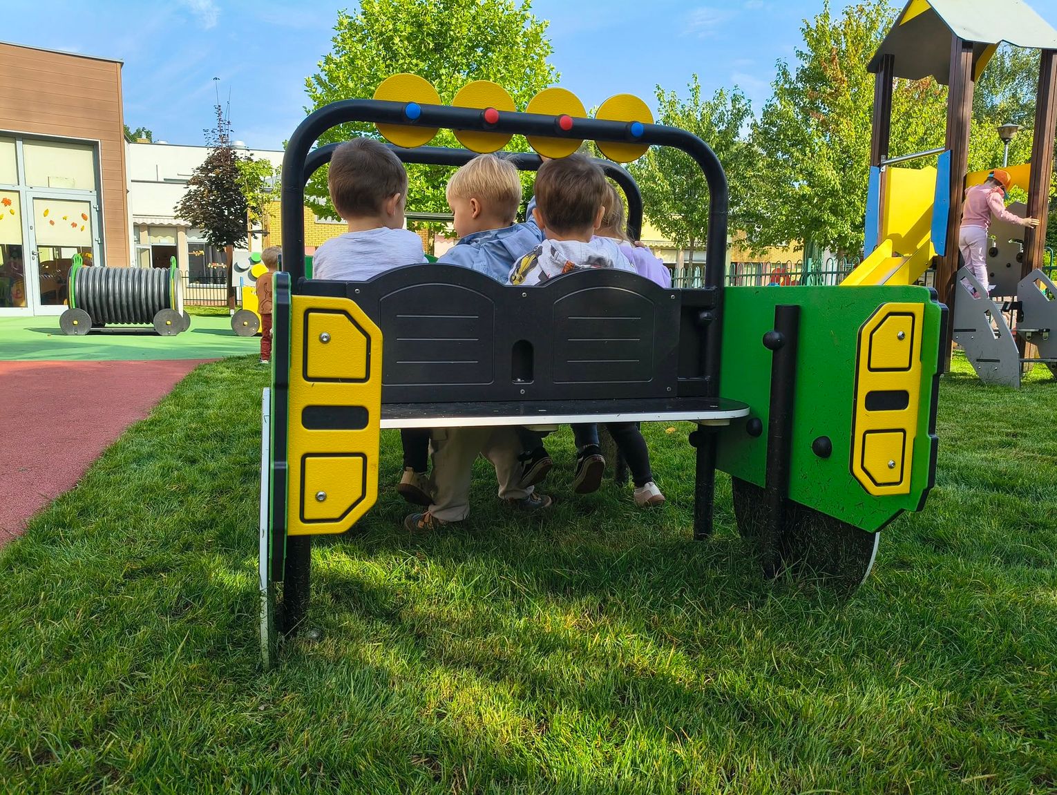 Dzieci już testują nowy plac zabaw