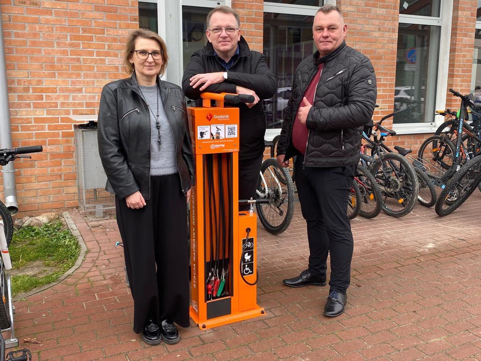 Grodzisk Mazowiecki stawia na dwa kółka! Nowe stacje naprawy rowerów już gotowe