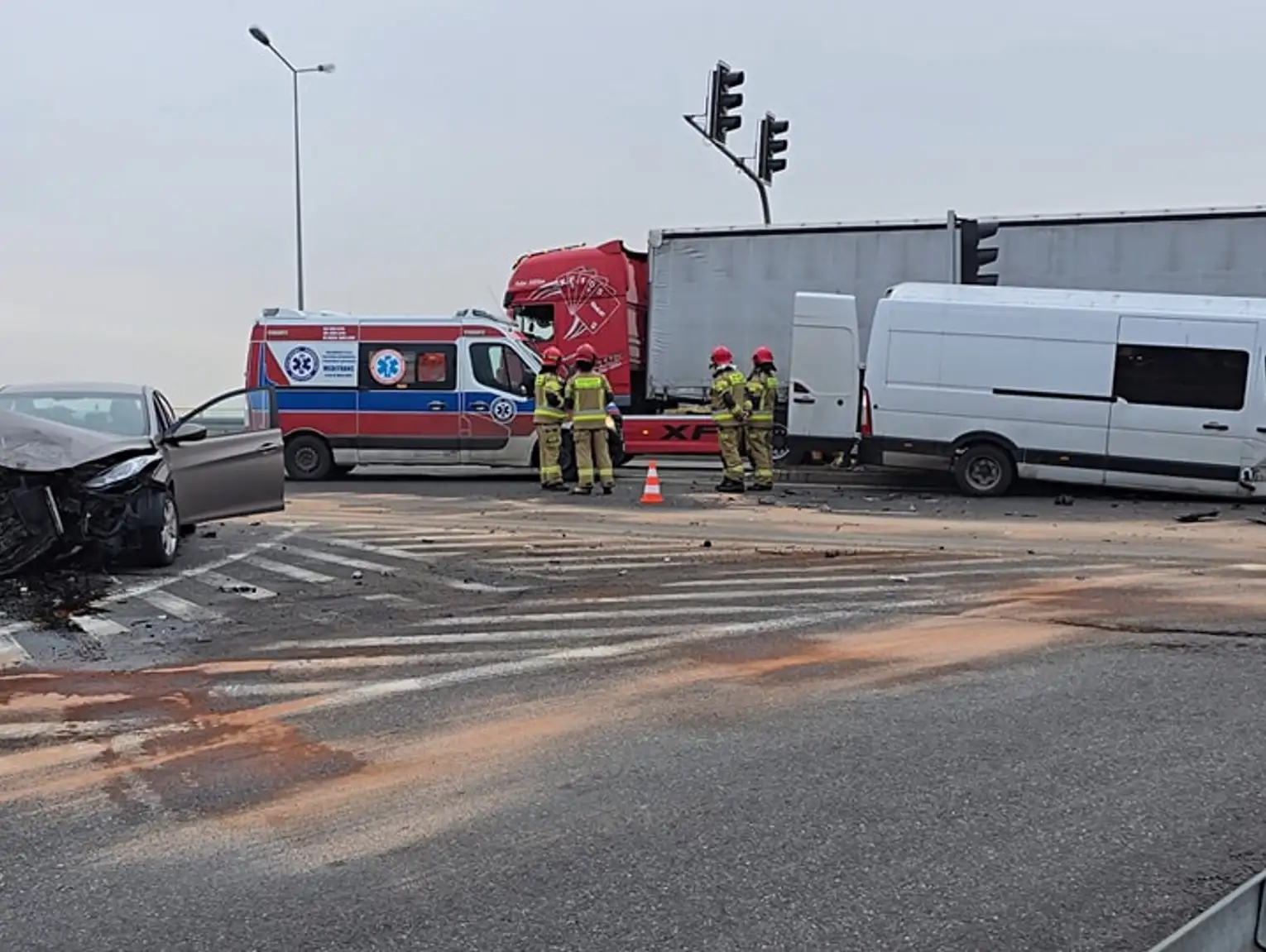 Groźne zderzenie na węźle Pruszków – urwane koło i poszkodowany kierowca