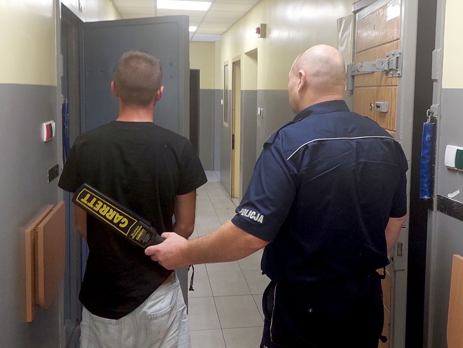 Jazda na rowerze po pijaku, narkotyki i paserstwo; 24-latek z Milanówka był bardzo zapracowany