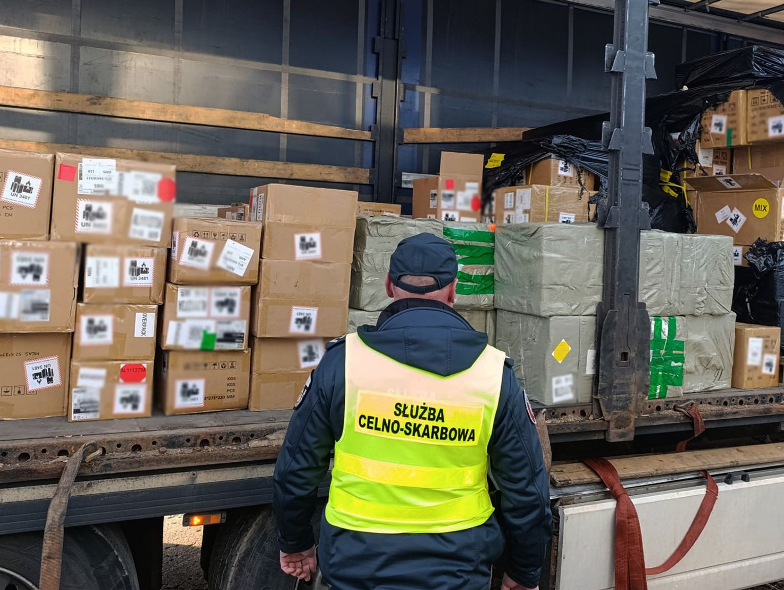 KAS przejęła 2 tys. litrów płynów do e-papierosów. Straty mogły sięgnąć 5,5 mln zł