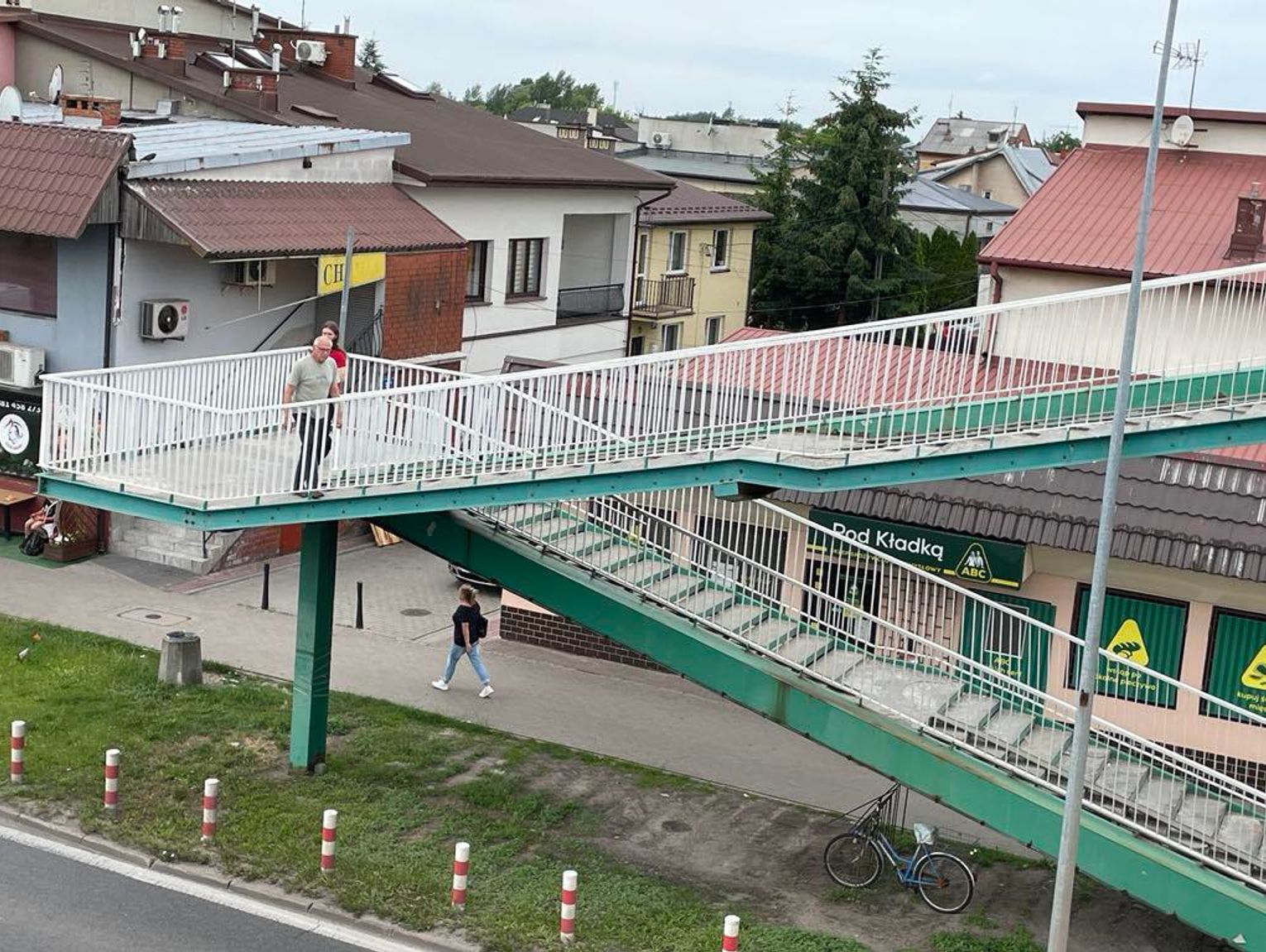 Kładka, która dzieli mieszkańców