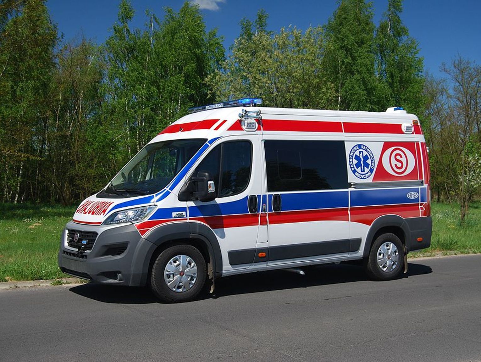 Kolizja z karetką w Pruszkowie: kierowca uciekł z miejsca zdarzenia
