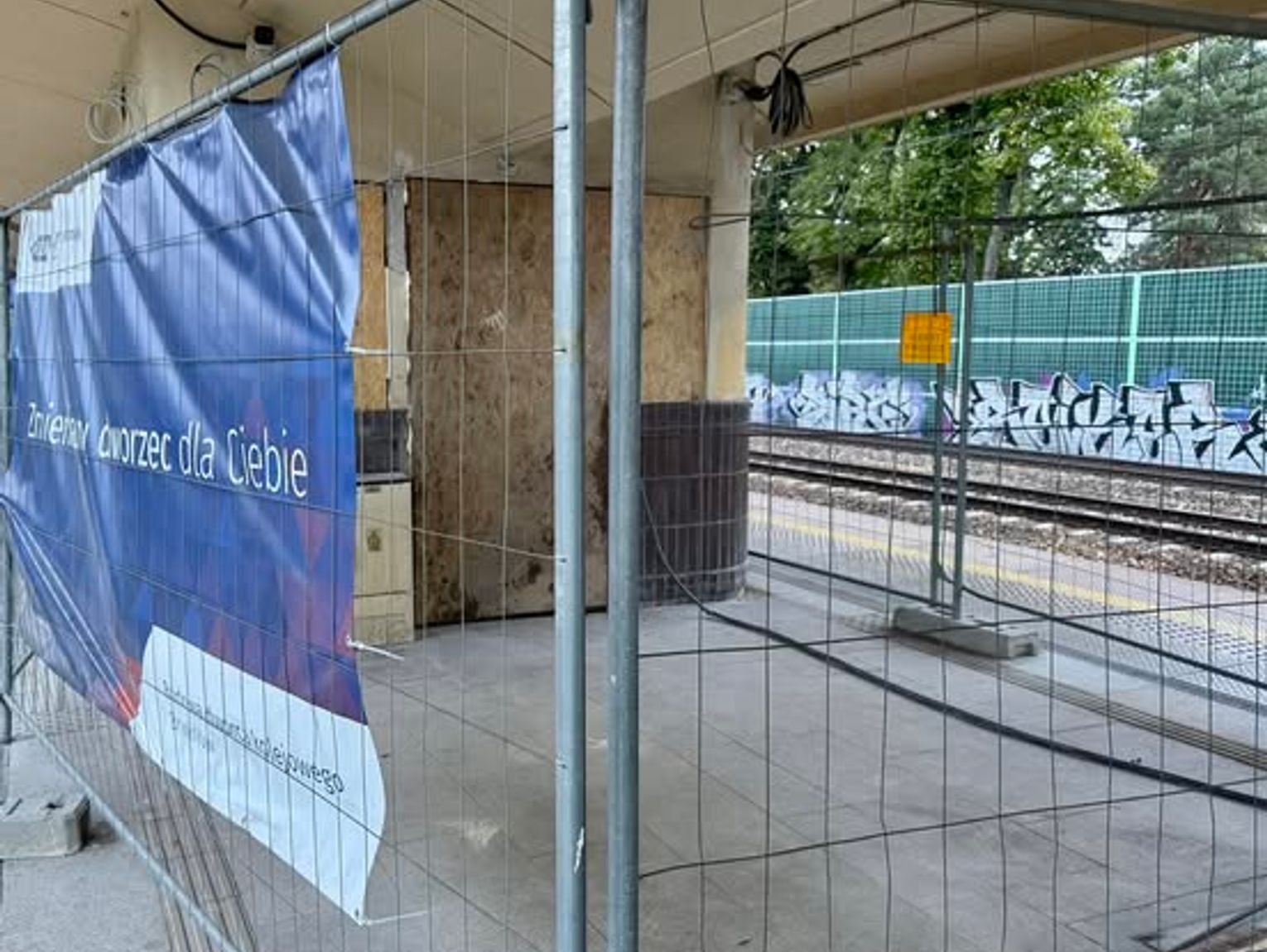 Kiedy koniec remontu dworca w Brwinowie? PKP mówi o "nowym terminie"