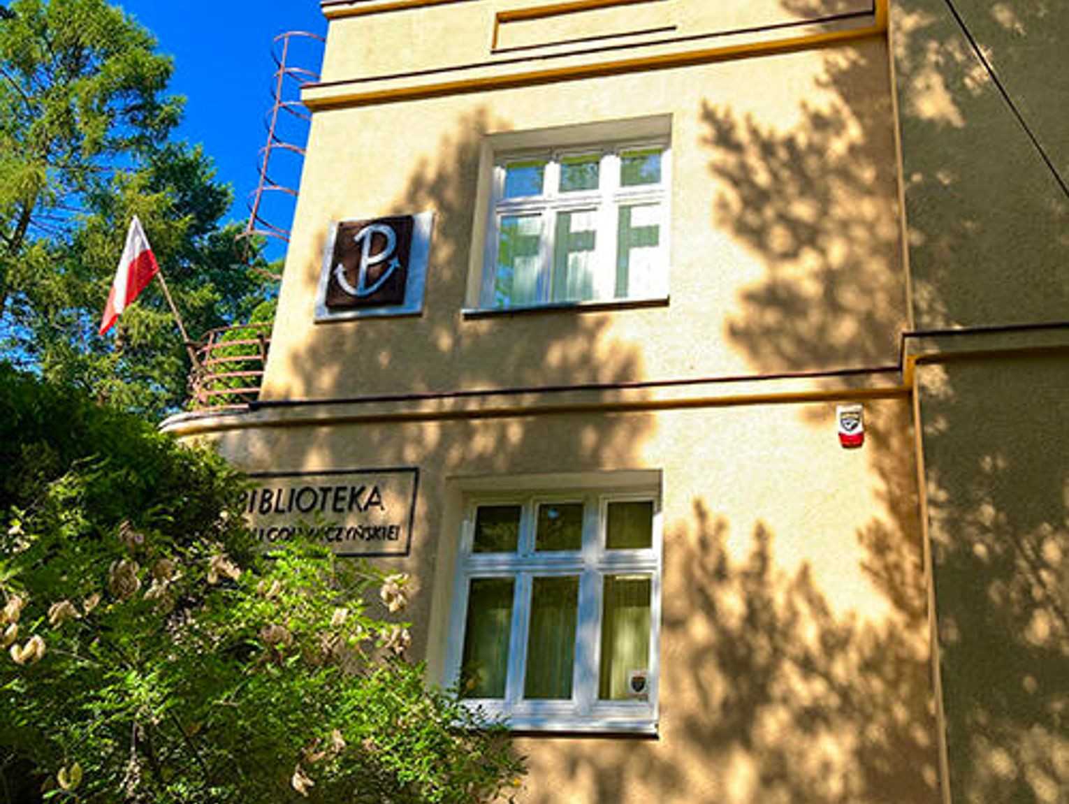 Krótsze godziny pracy i drzwi zamknięte w soboty. Co się dzieje z biblioteką w Podkowie Leśnej?