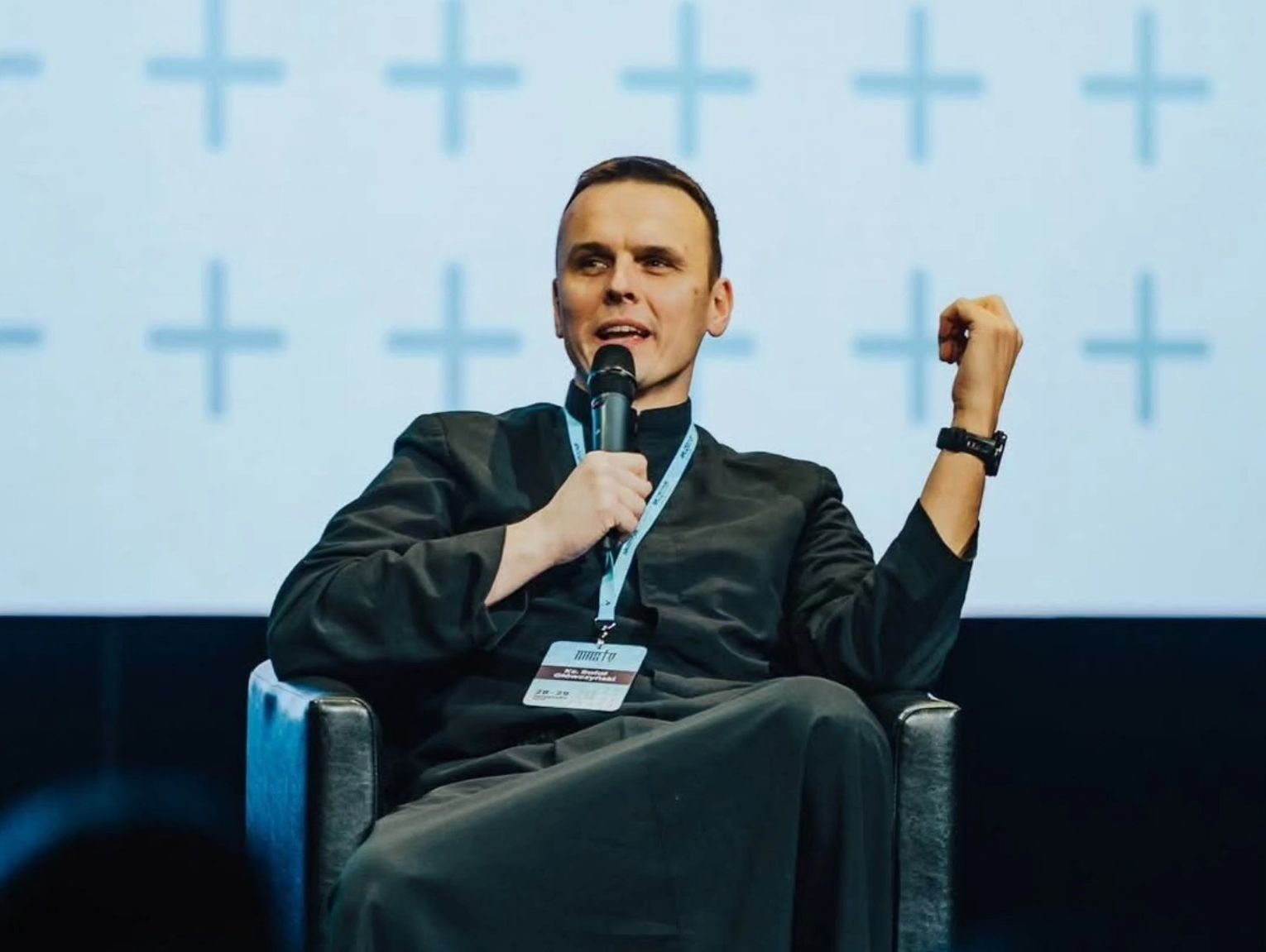 Ksiądz z osiedla ogoli głowę na łyso! Zebrał rekordową kwotę dla Cancer Fighters i Łatwogang