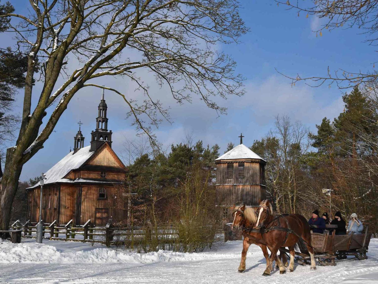 Kulig, baśnie z Andersenem, czy warsztaty z haftowania? Podpowiadamy, jak spędzić ferie na Mazowszu