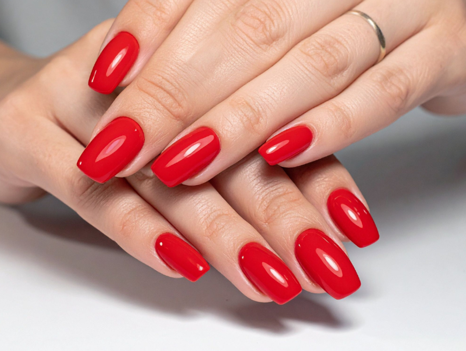 Manicure eleganckiej kobiety – 5 pomysłów na gustowne stylizacje