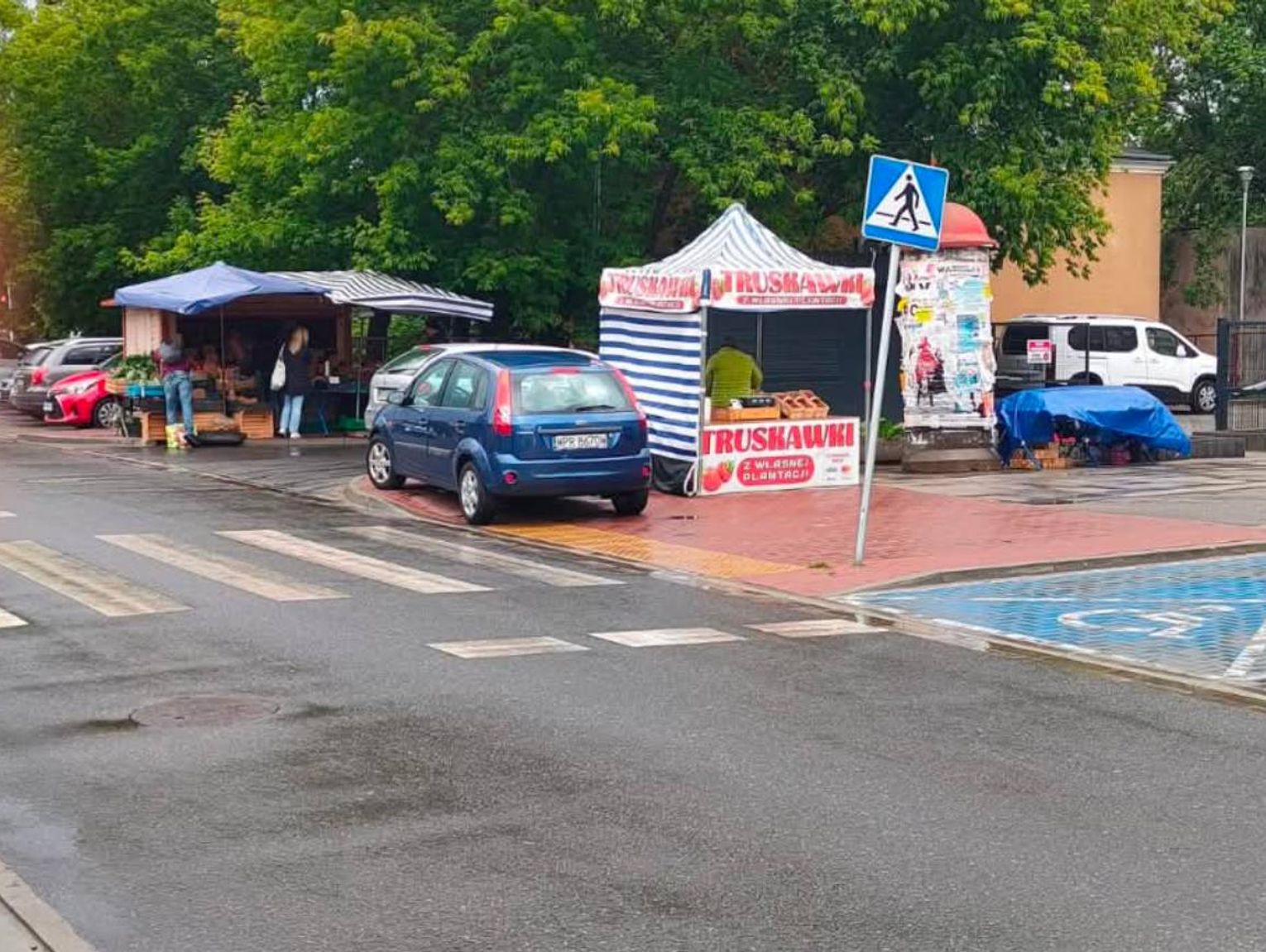 Mieszkańcy oburzeni zachowaniem kierowców. Zastawiane jest przejście i wjazd na parking