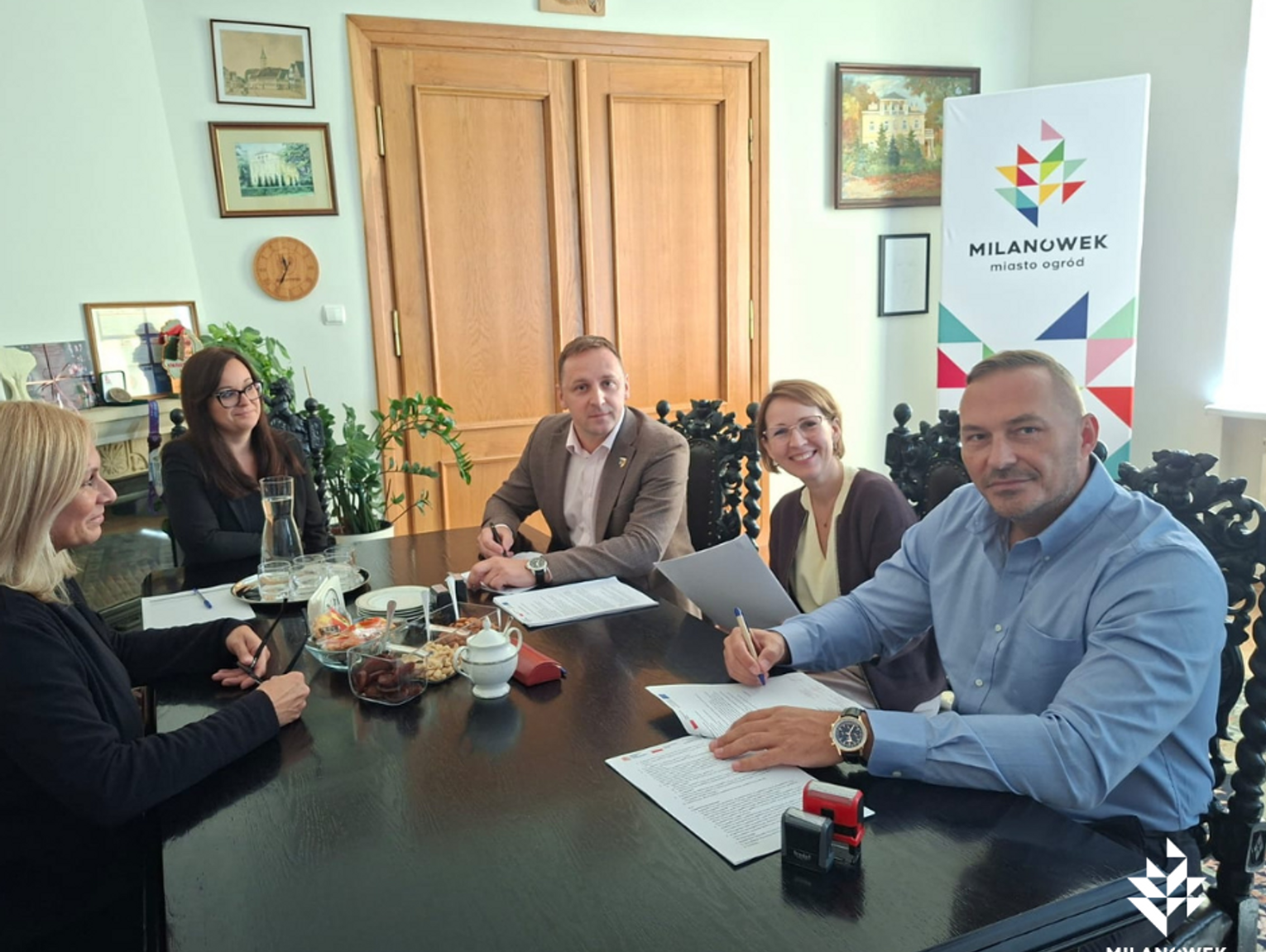 Milanówek inwestuje w szkołę – umowa na modernizację „Dwójki” podpisana