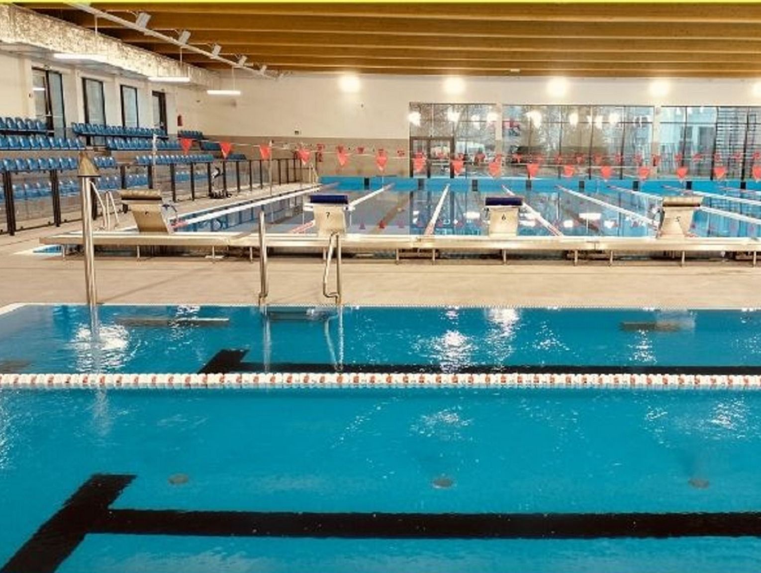 Mundurowi zapłacą taniej w szkolnej pływalni