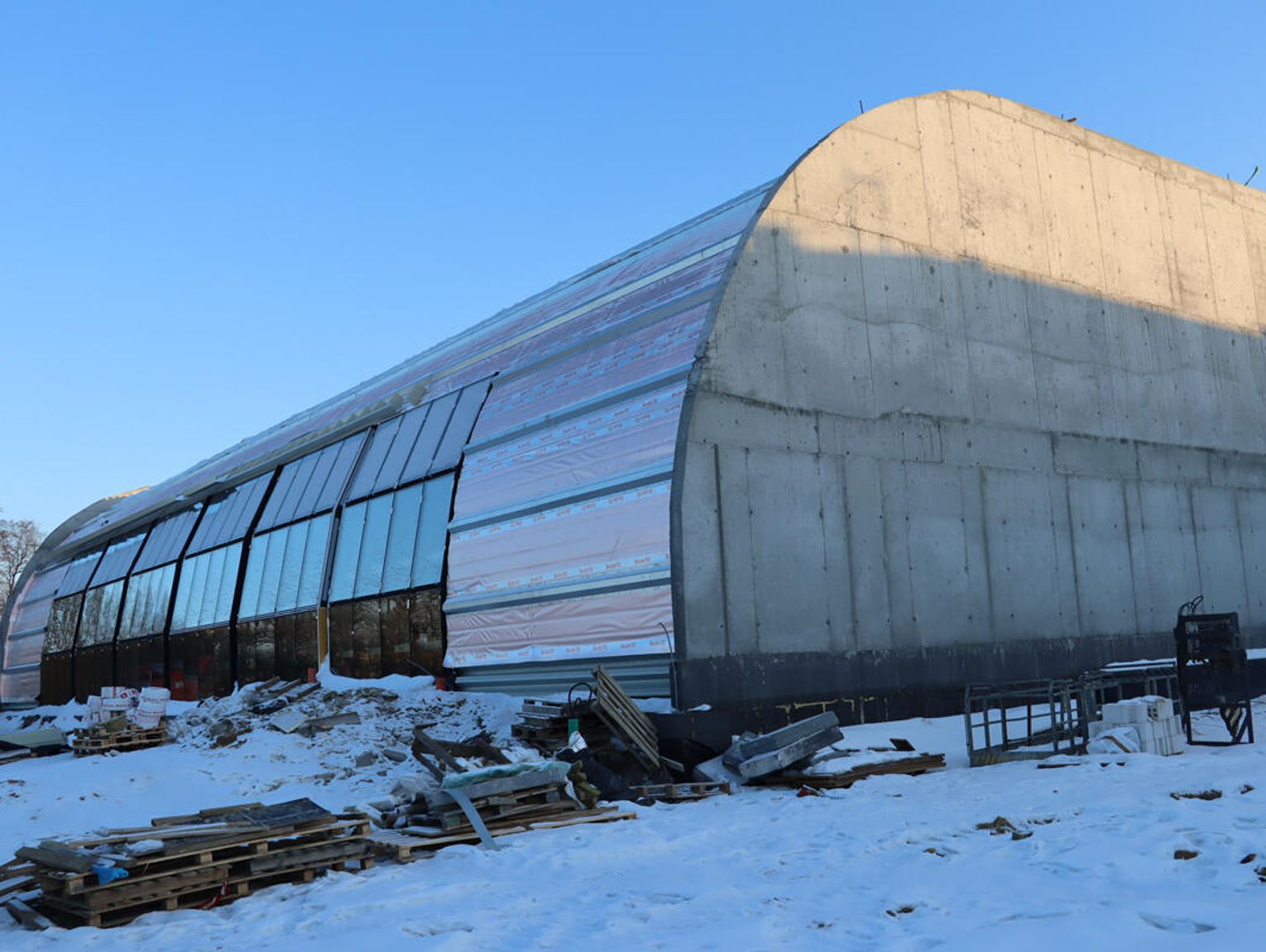 Nowa szkoła w Parzniewie coraz bliżej otwarcia. Radni sprawdzili postępy prac