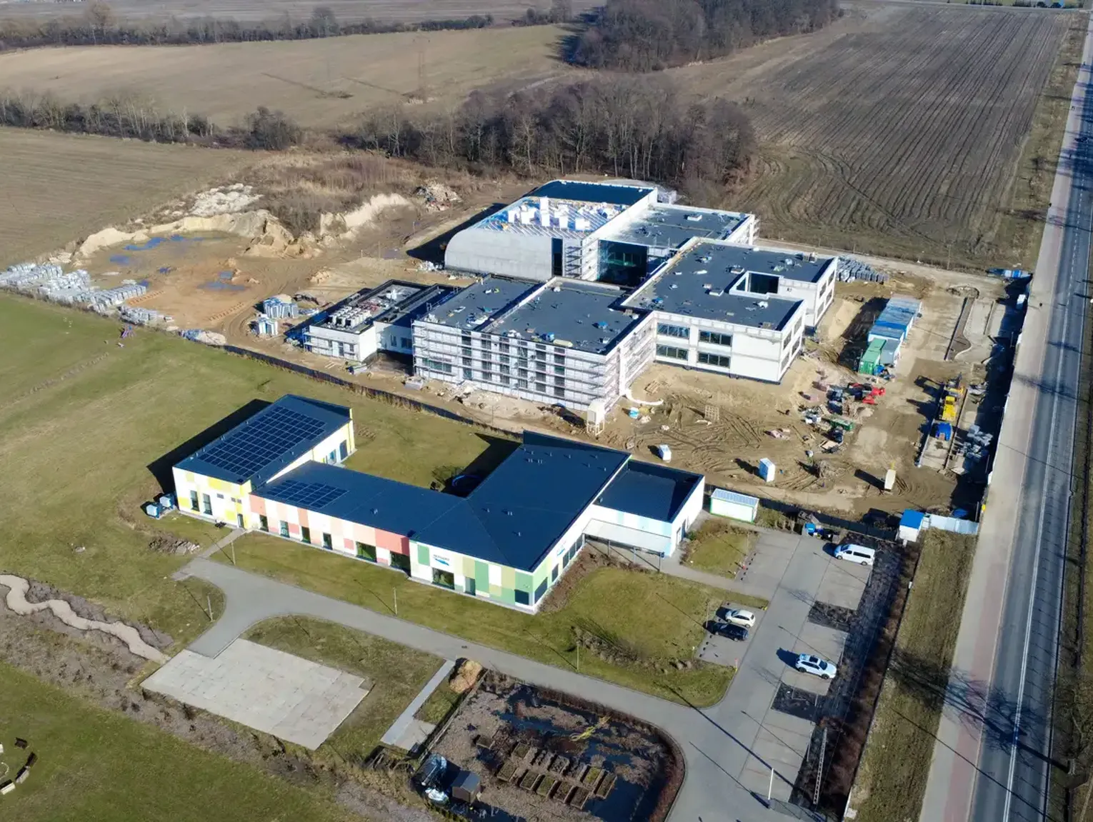 Nowa szkoła w Parzniewie ma być gotowa na 1 września. Burmistrz podał nowe szczegóły