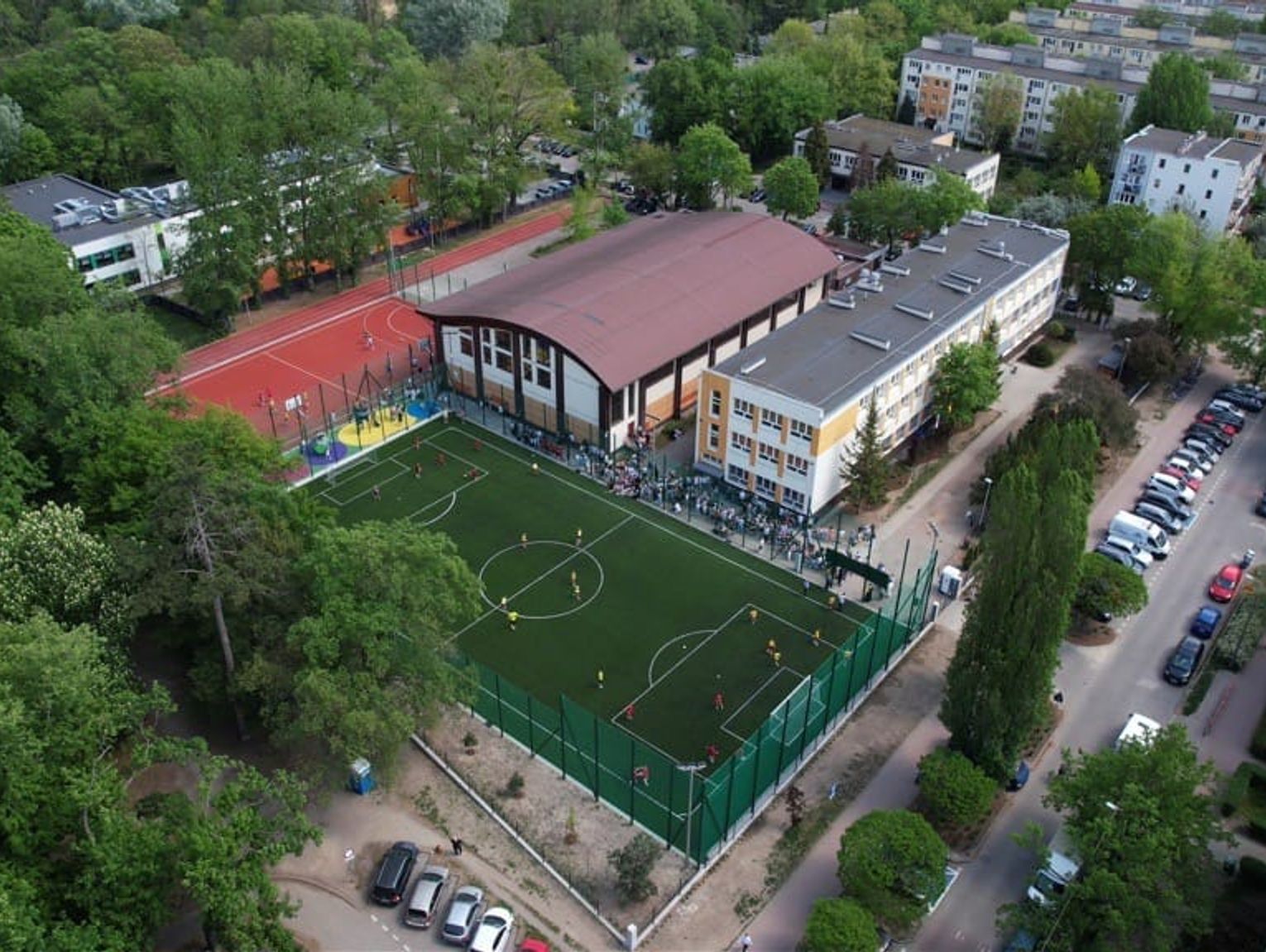 Nowoczesny kompleks sportowy przy SP nr 4 w Pruszkowie otwarty! Inwestycja za ponad 4 mln zł