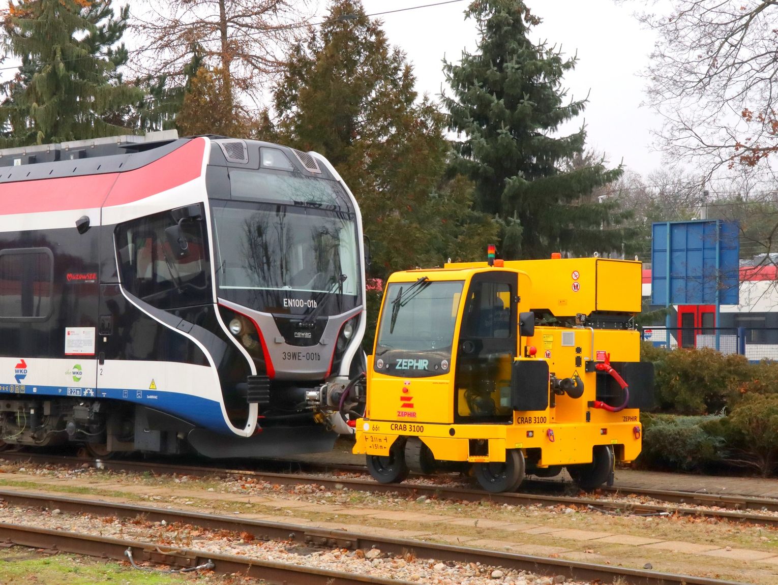 Nowy CRAB w WKD. Dwudrogowy pojazd manewrowy usprawni utrzymanie taboru
