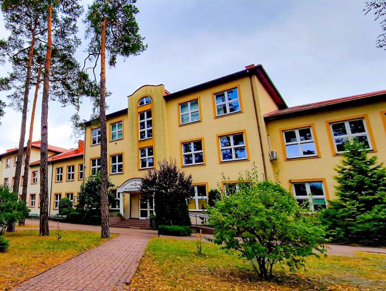 Nowy sprzęt dla uczniów w Międzyborowie. Do szkoły trafiły laptopy i tablety z programu KPO