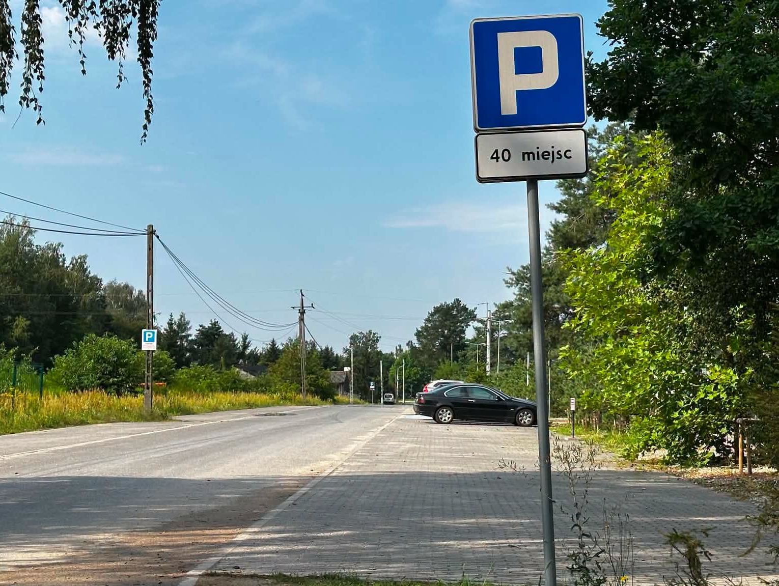 Parkingi przy basenach w Nadarzynie już z oznakowaniem. Gmina reaguje na mandaty
