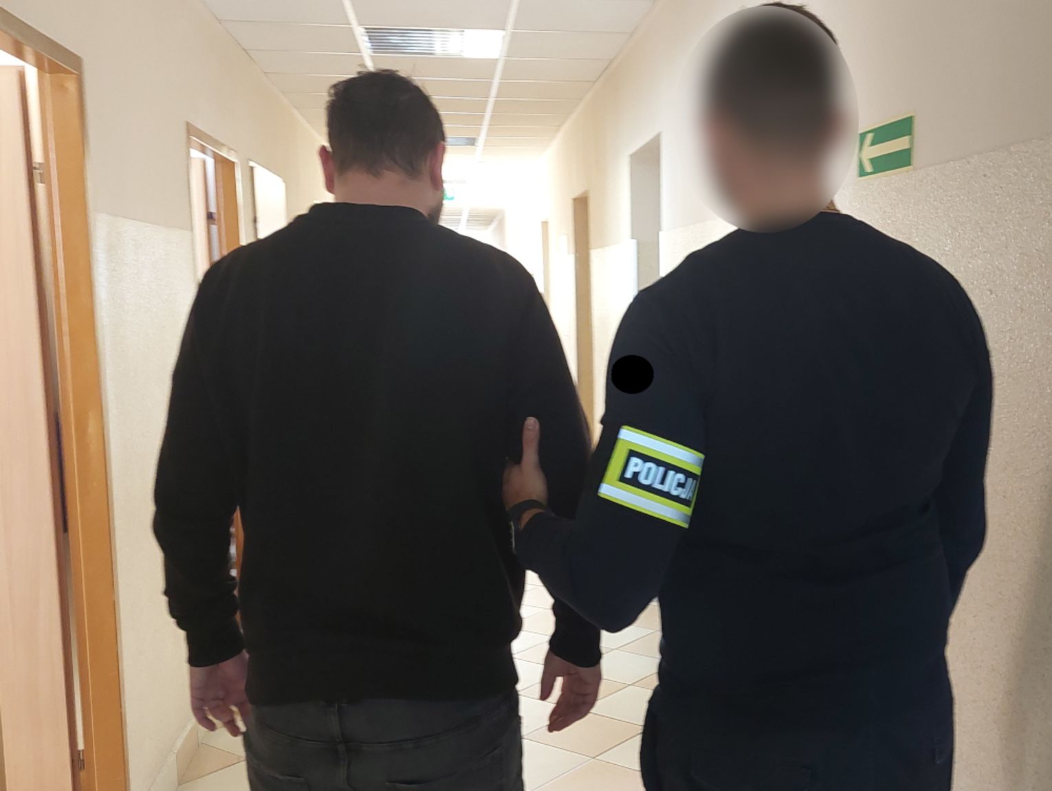 Pijany kierowca uciekał przed policją w Grodzisku. Pościg, rozbite auto i poważne zarzuty