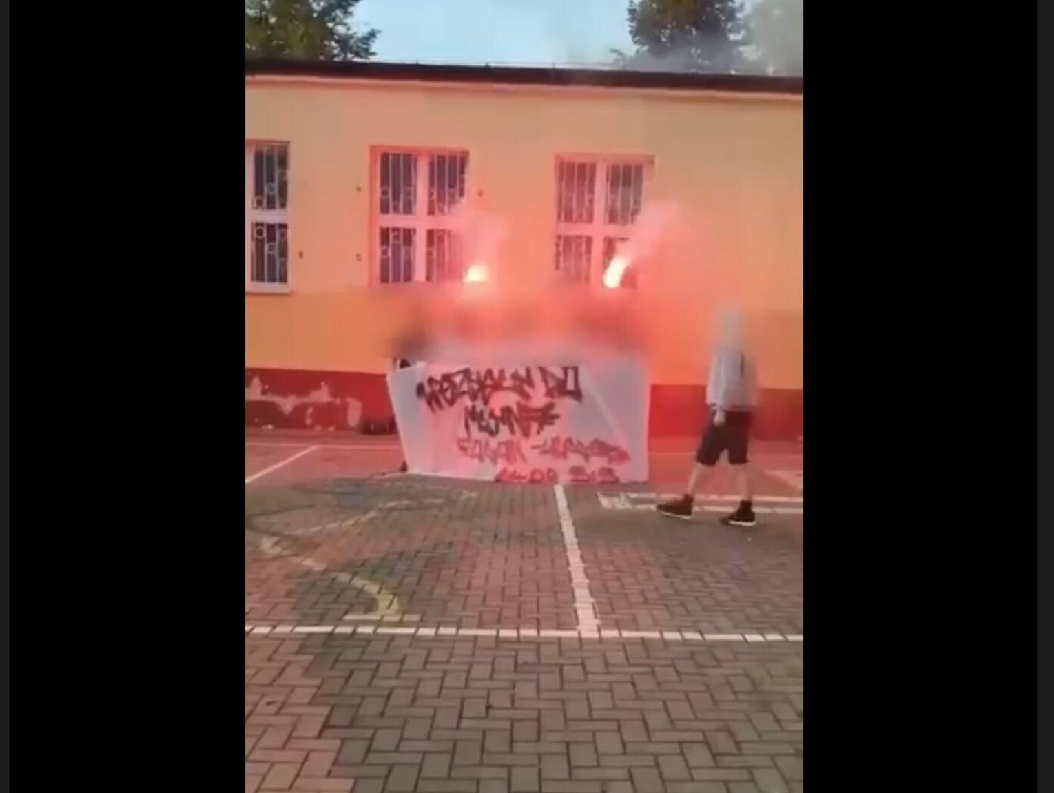 Pirotechnika w szkole? Kontrowersyjny film kibiców Pogoni Grodzisk Mazowiecki