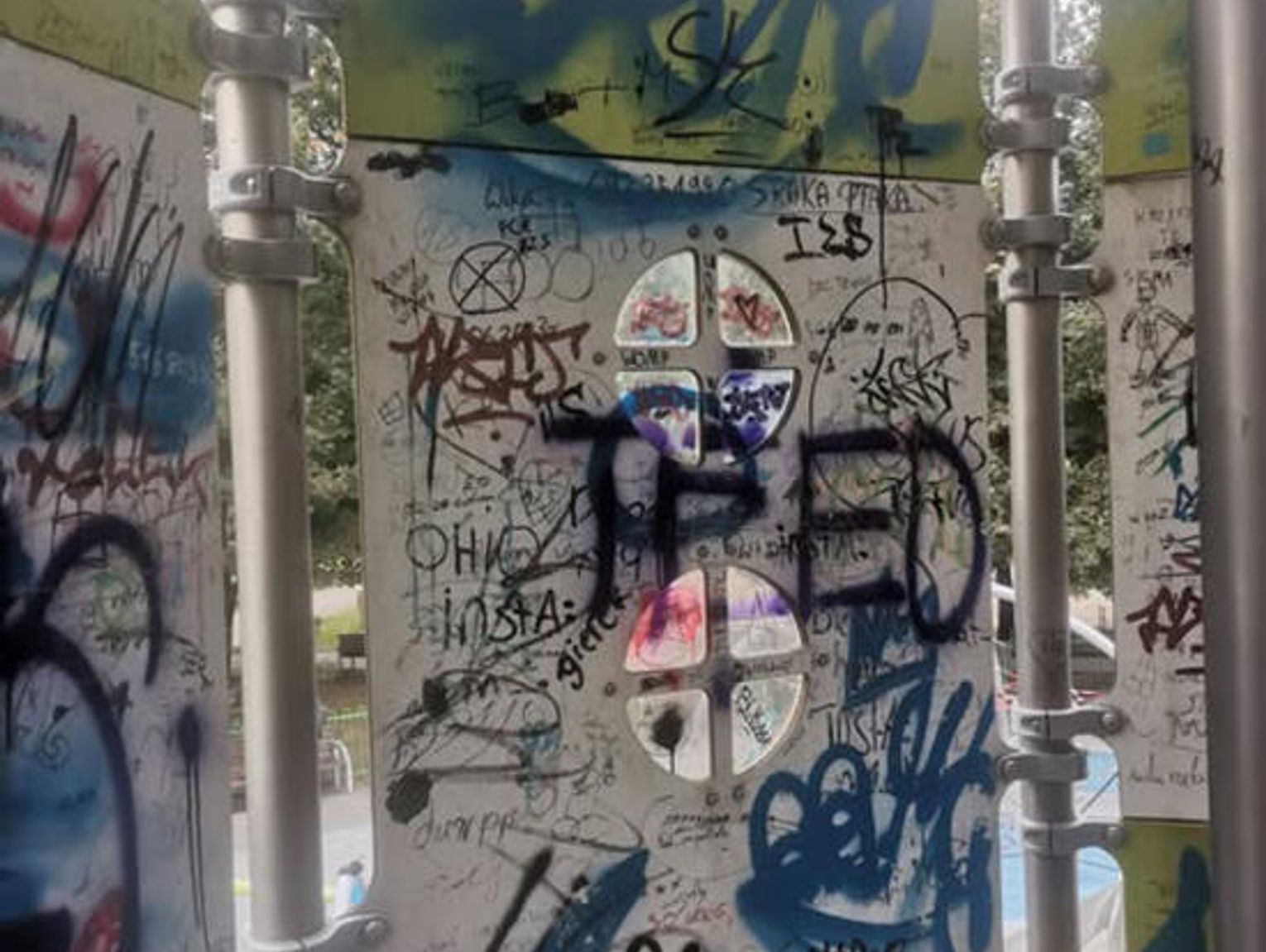 Plac zabaw w Pruszkowie zniszczony przez bazgroły. Mieszkańcy interweniują!