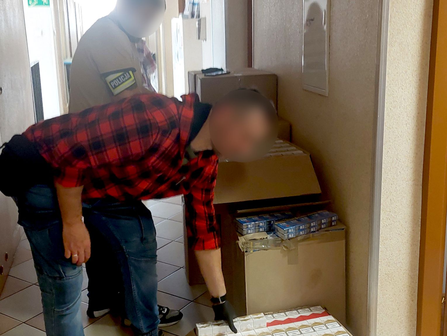 Policjanci z Grodziska zatrzymali 63-latka z 126 tysiącami nielegalnych papierosów