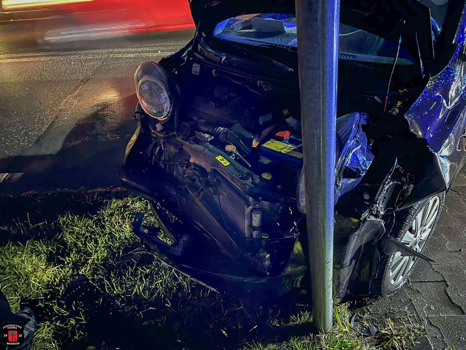 Poranny wypadek w Koszajcu (gmina Brwinów): dwa auta zderzyły się na drodze