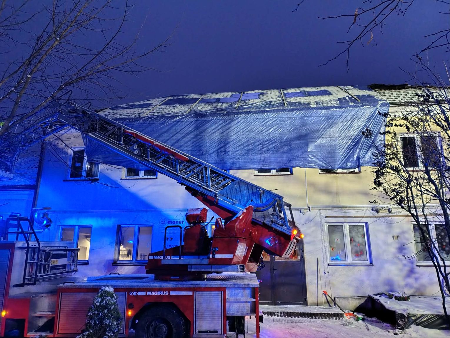 Pożar budynku Monaru w Budach Zosinych. Ewakuowano 16 osób