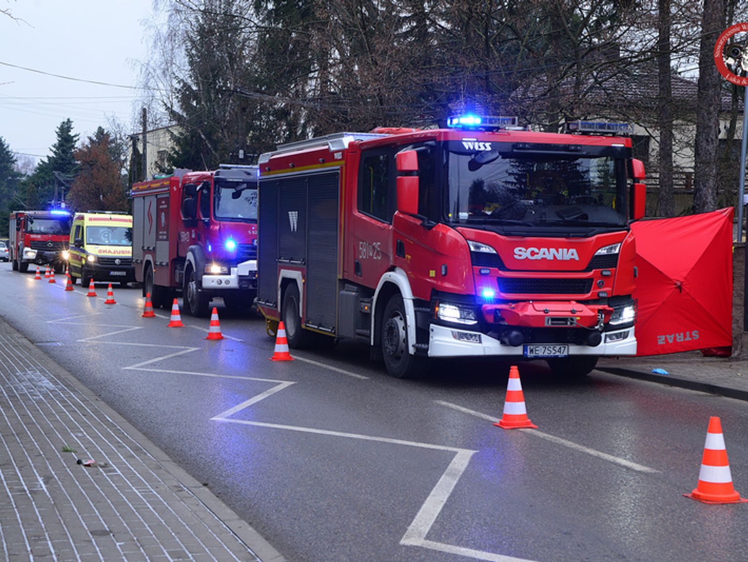 Pożar domu jednorodzinnego w Pruszkowie. Nie żyje 79-letni mężczyzna
