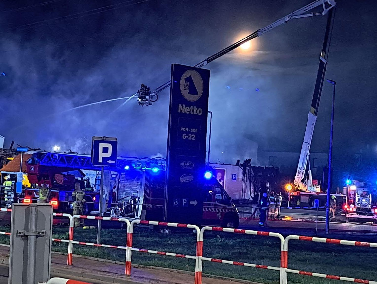 Pożar sklepu Netto w Grodzisku Mazowieckim. Płomienie strawiły cały budynek
