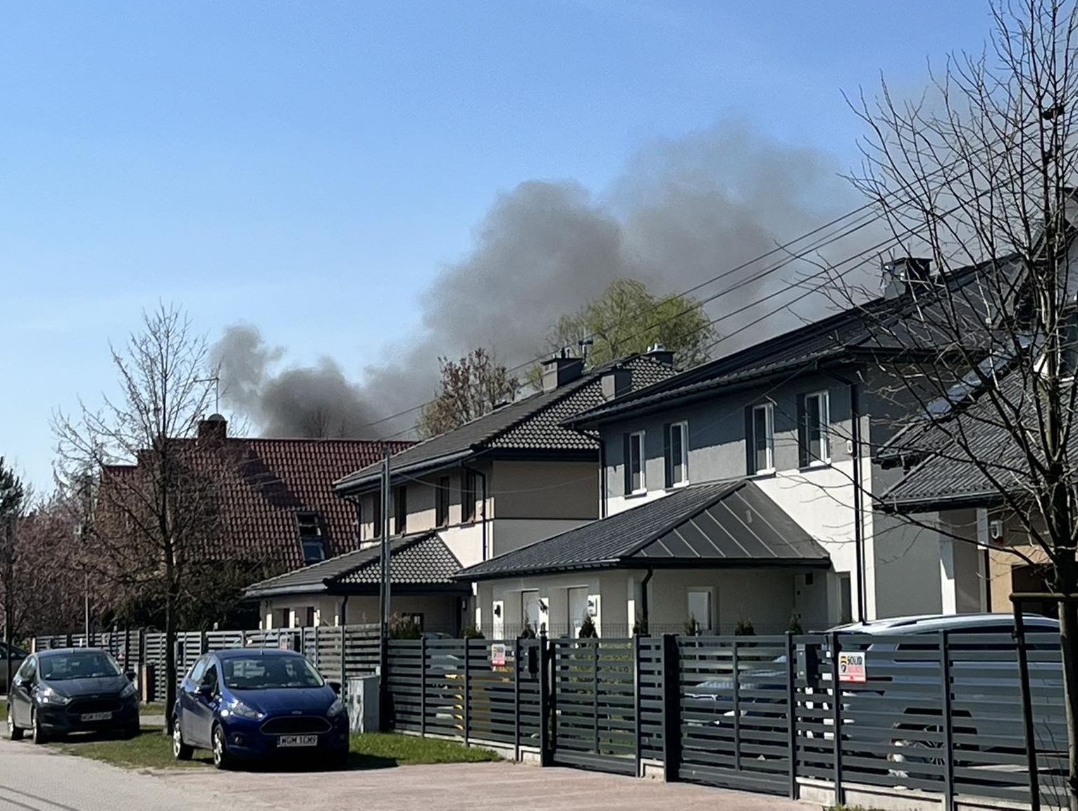 Pożar w Milanówku. Na miejscu pracują trzy zastępy straży pożarnej