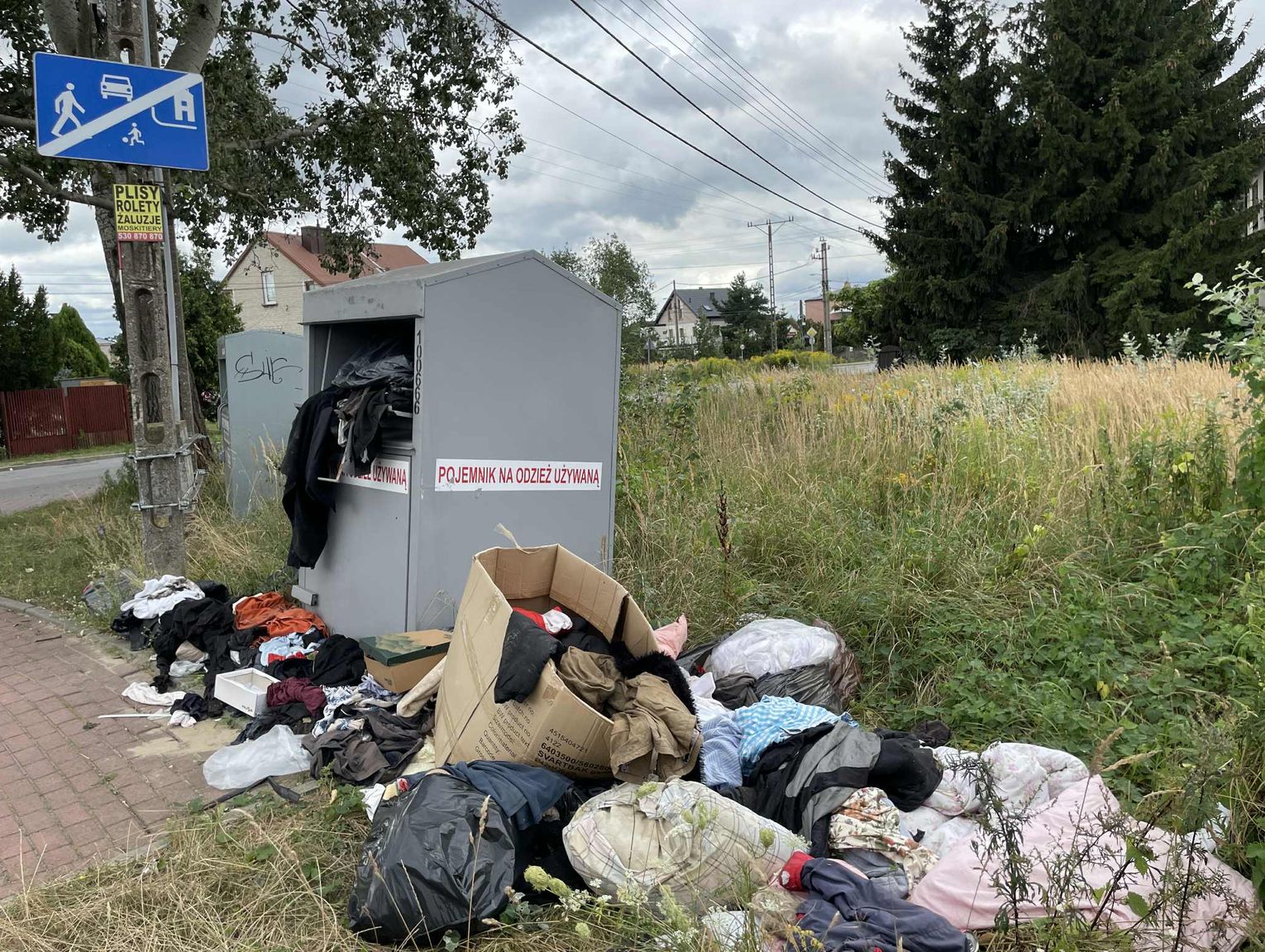 Pruszków: kontenery na używaną odzież psują wygląd miasta