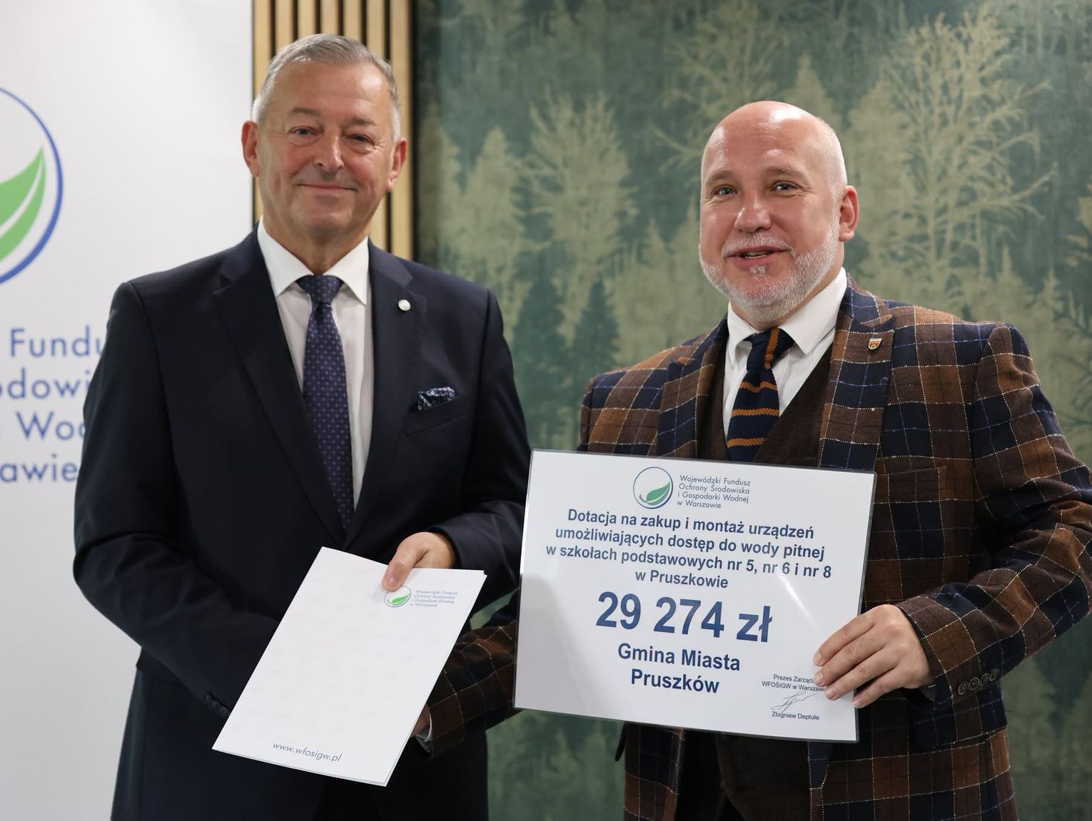 Pruszków otrzymał dotację na poidełka w szkołach. Skorzystają trzy placówki