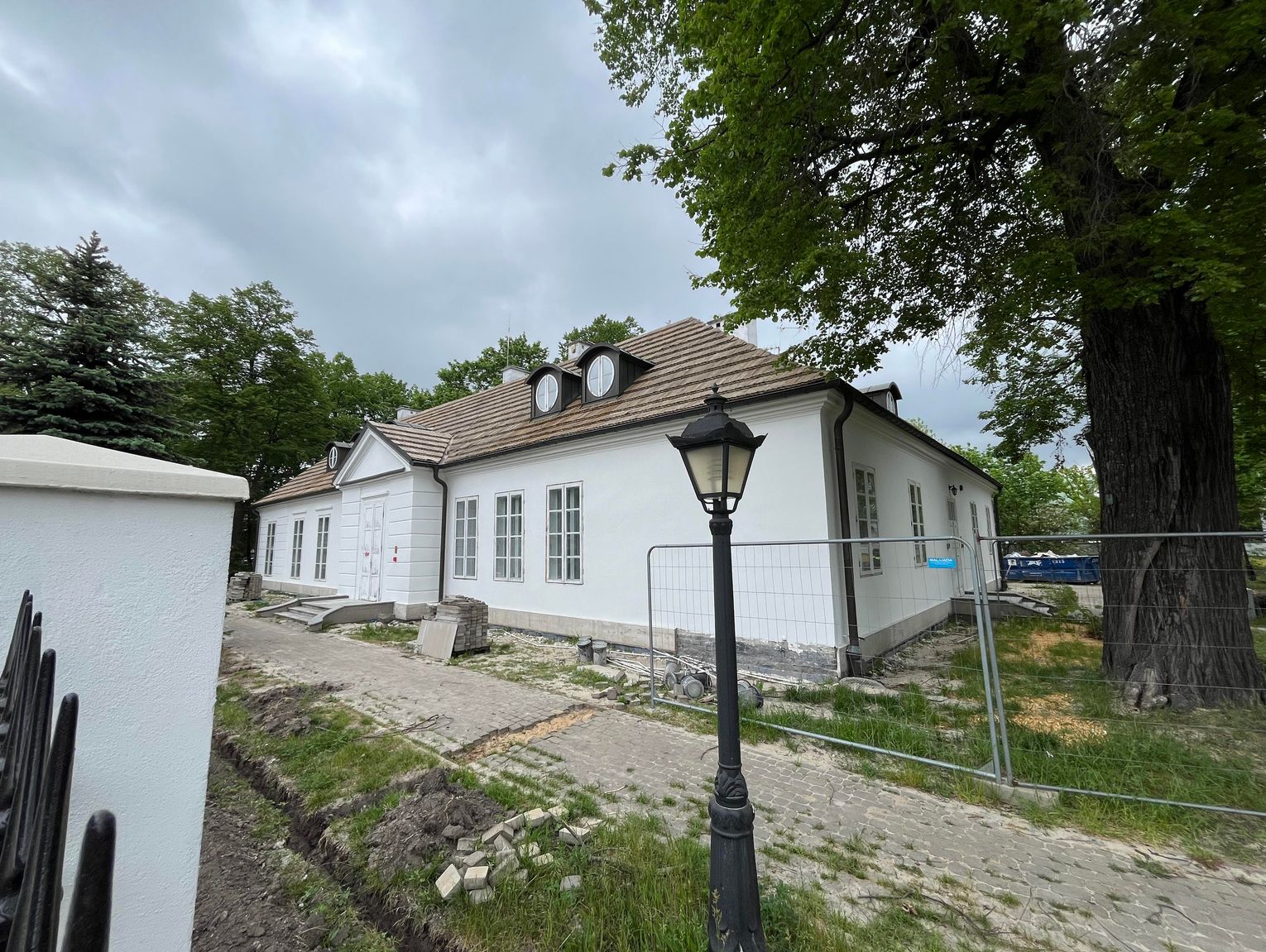 Remont Dworku Skarbków w Grodzisku Mazowieckim. Dach zabytku odzyskuje dawny blask!