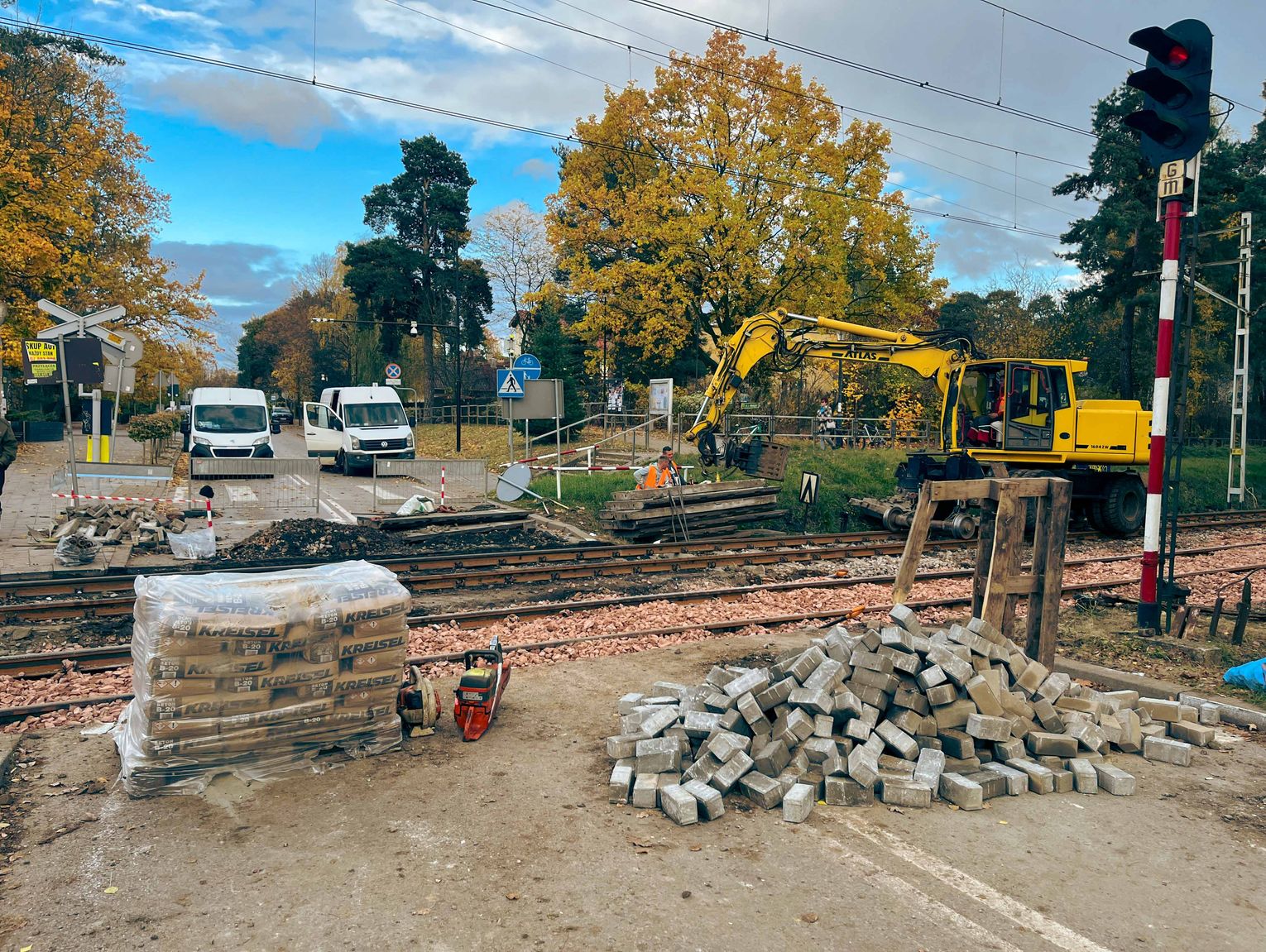 Remont torów WKD w Komorowie. Zamknięty przejazd kolejowy [GALERIA ZDJĘĆ]