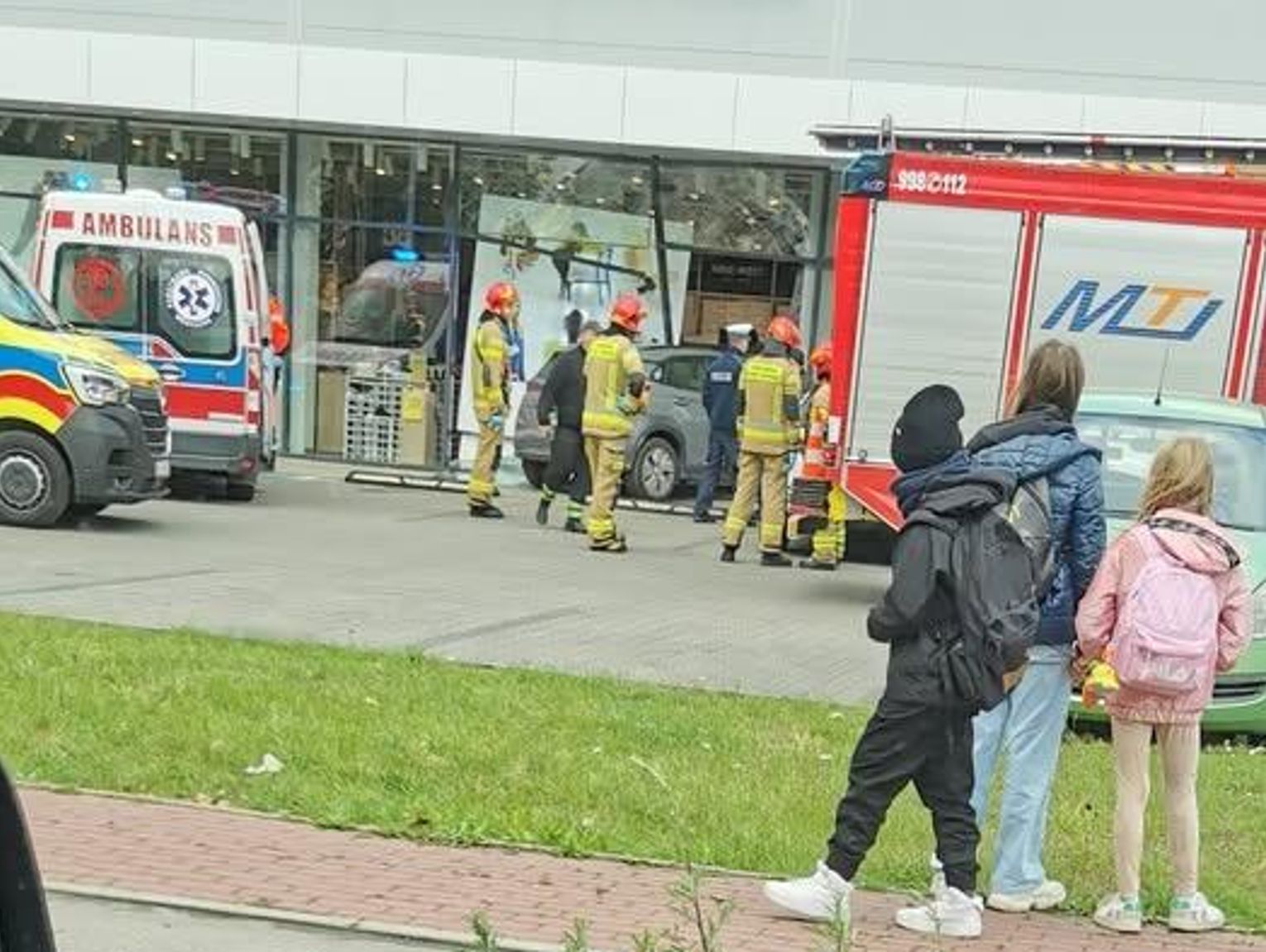 Samochód wjechał do CCC przez witrynę sklepową