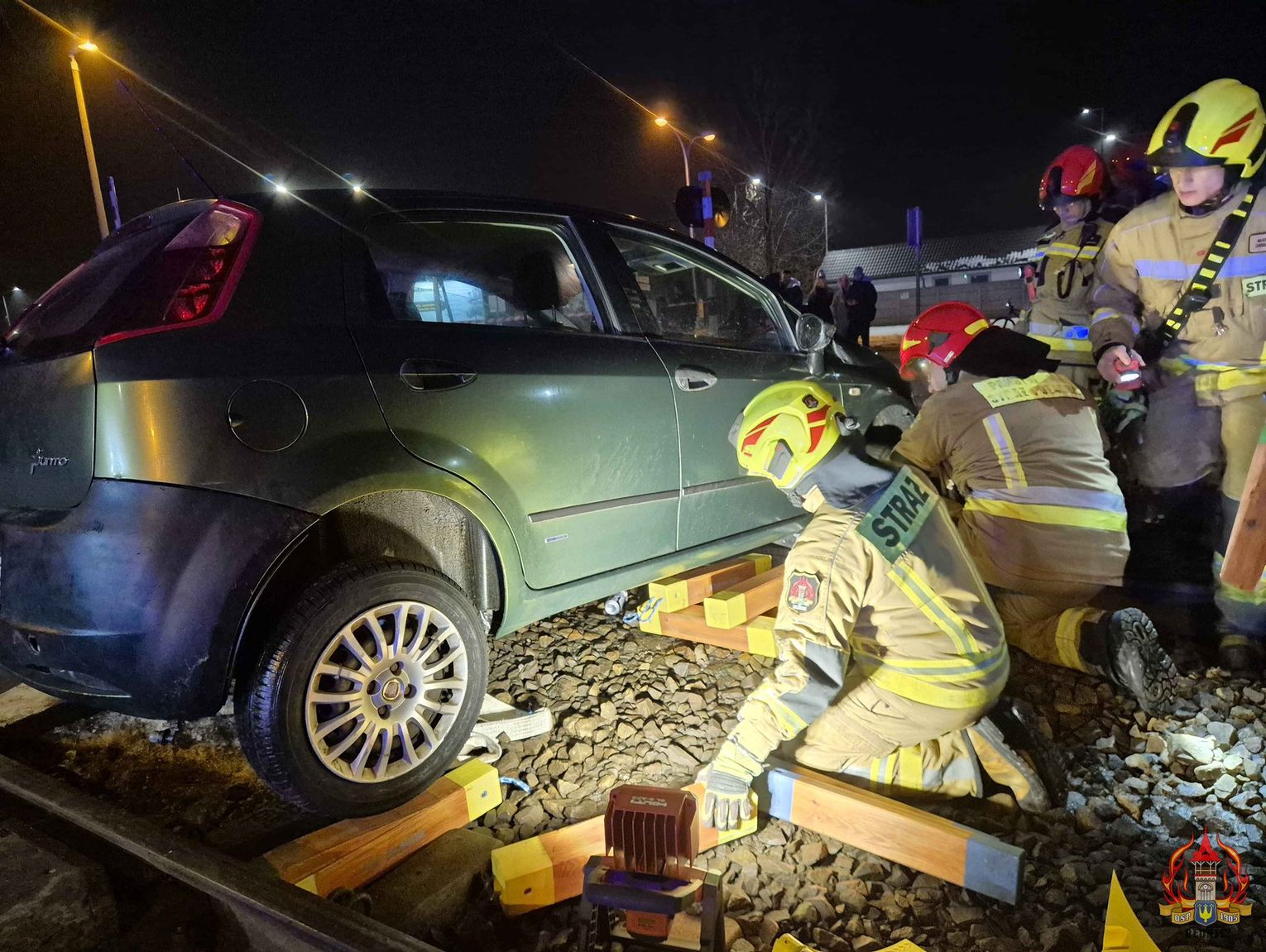Samochód zjechał z jezdni i znalazł się na torach