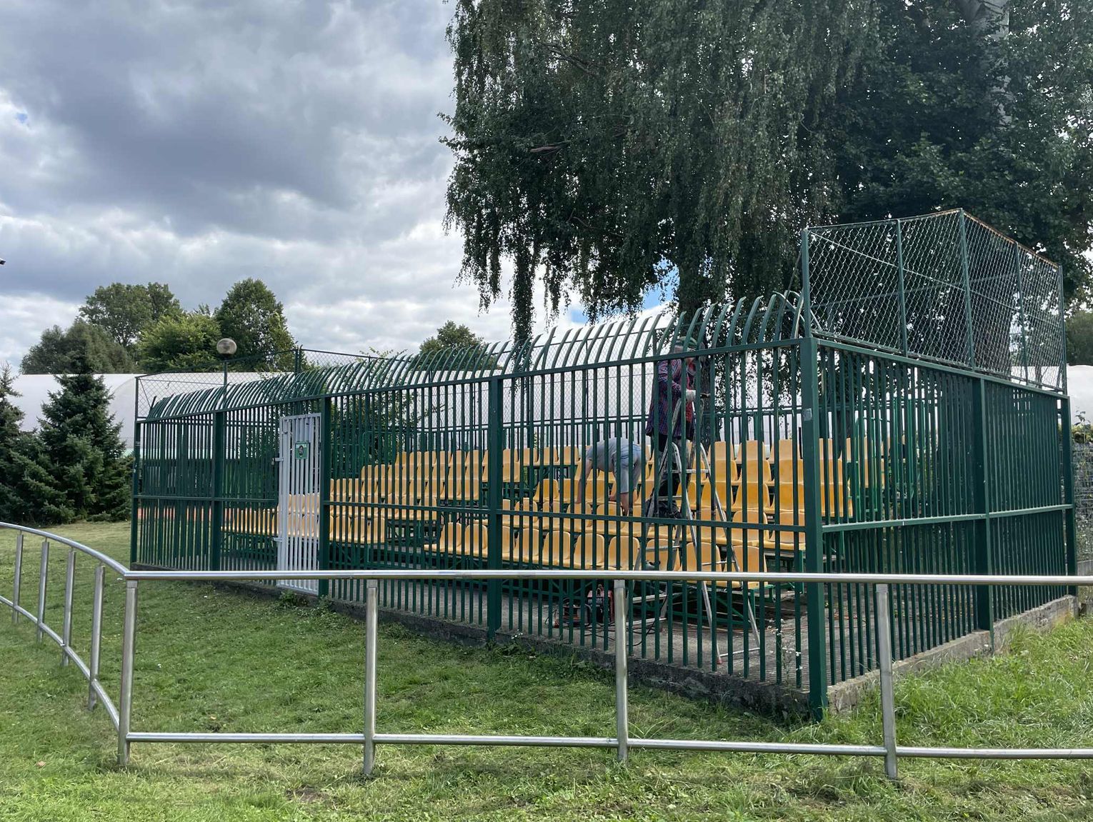 Słynna klatka na Zniczu zniszczona! Co z dzisiejszym meczem?