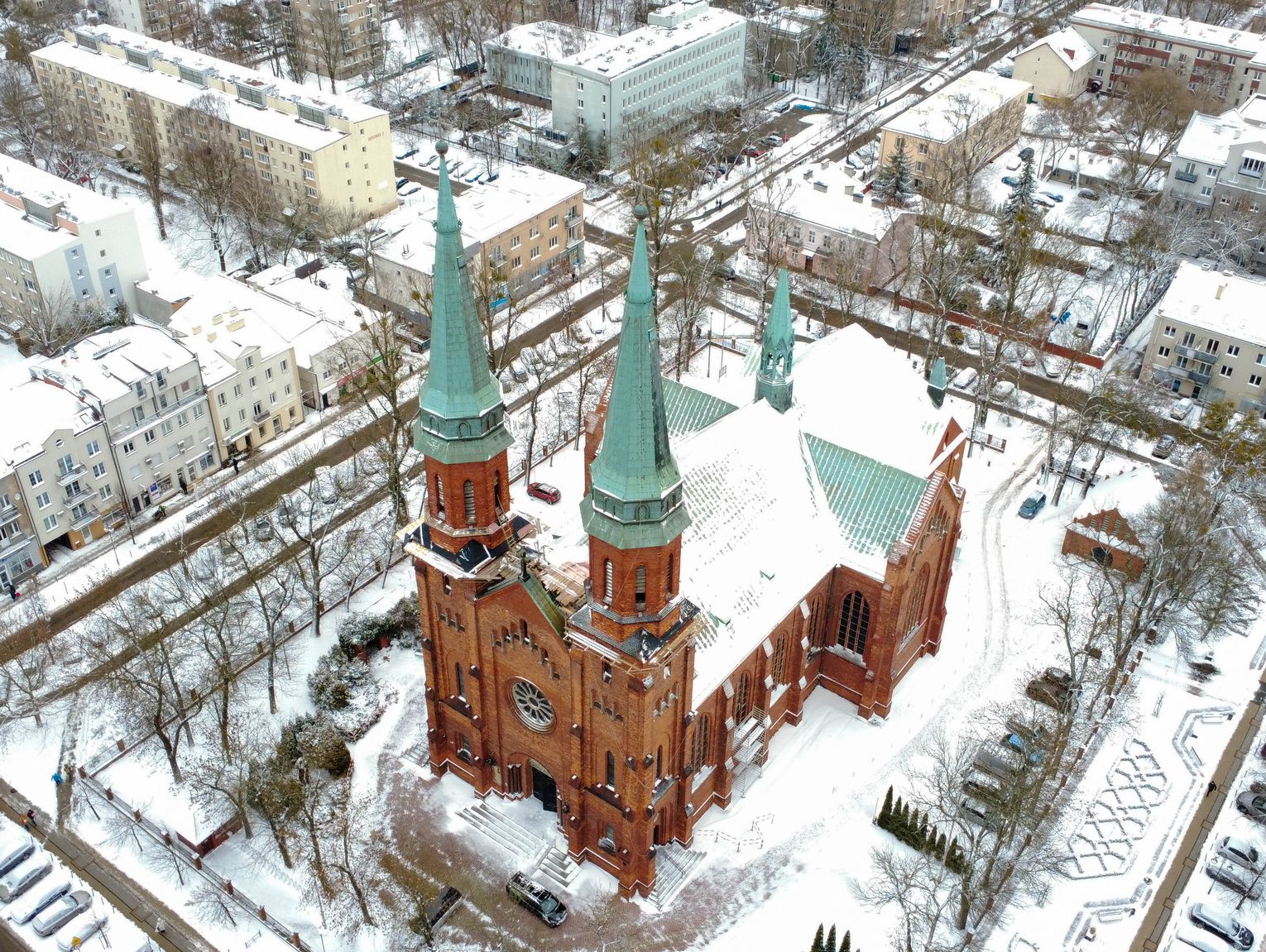Śnieżny poranek w Pruszkowie. Zimowa magia miasta w sylwestrowy dzień