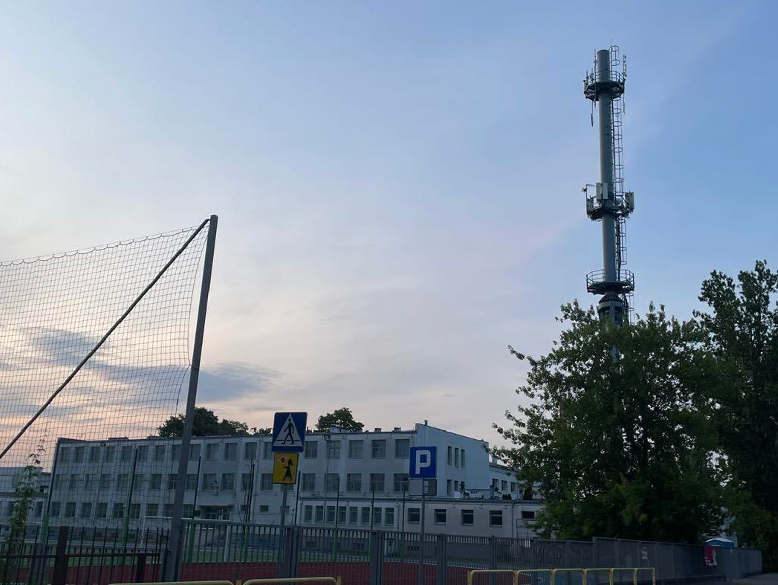 Szkoła w niebezpieczeństwie: komin grozi zawaleniem