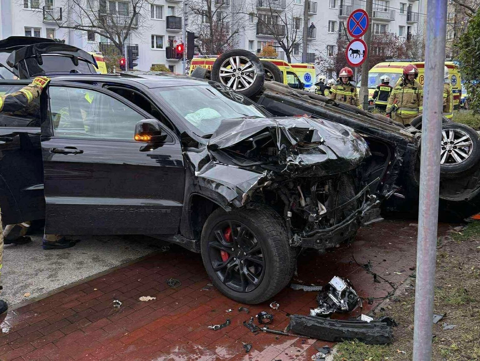 Tragiczny wypadek w Pruszkowie: dachowanie po zderzeniu dwóch aut