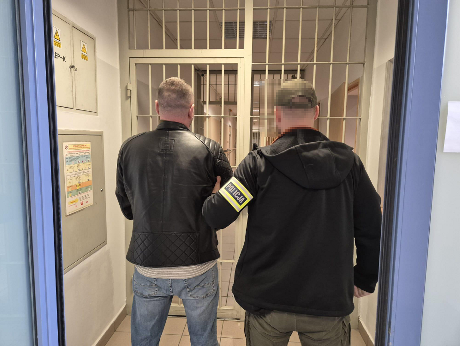 Trzech zatrzymanych i 62 zarzuty. Policja z Pruszkowa pokazała film z akcji