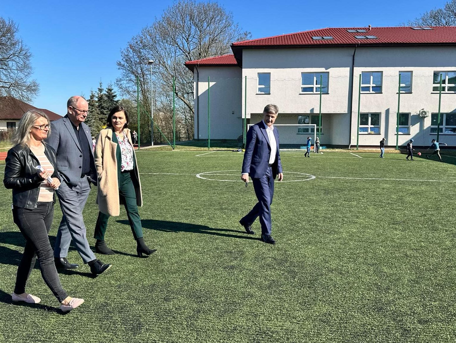 Tu na razie jest ściernisko, ale będzie orlik