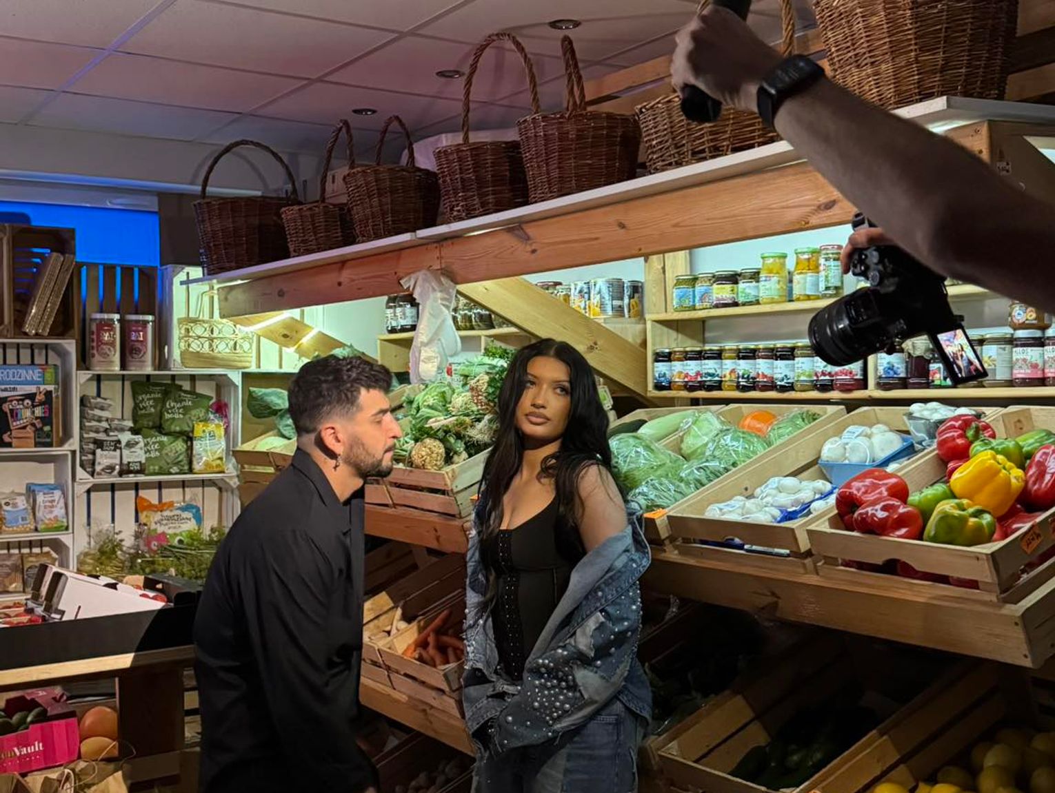 Viki Gabor nagrywa nowy teledysk w Jaktorowie. Gwiazda odwiedziła lokalny sklep